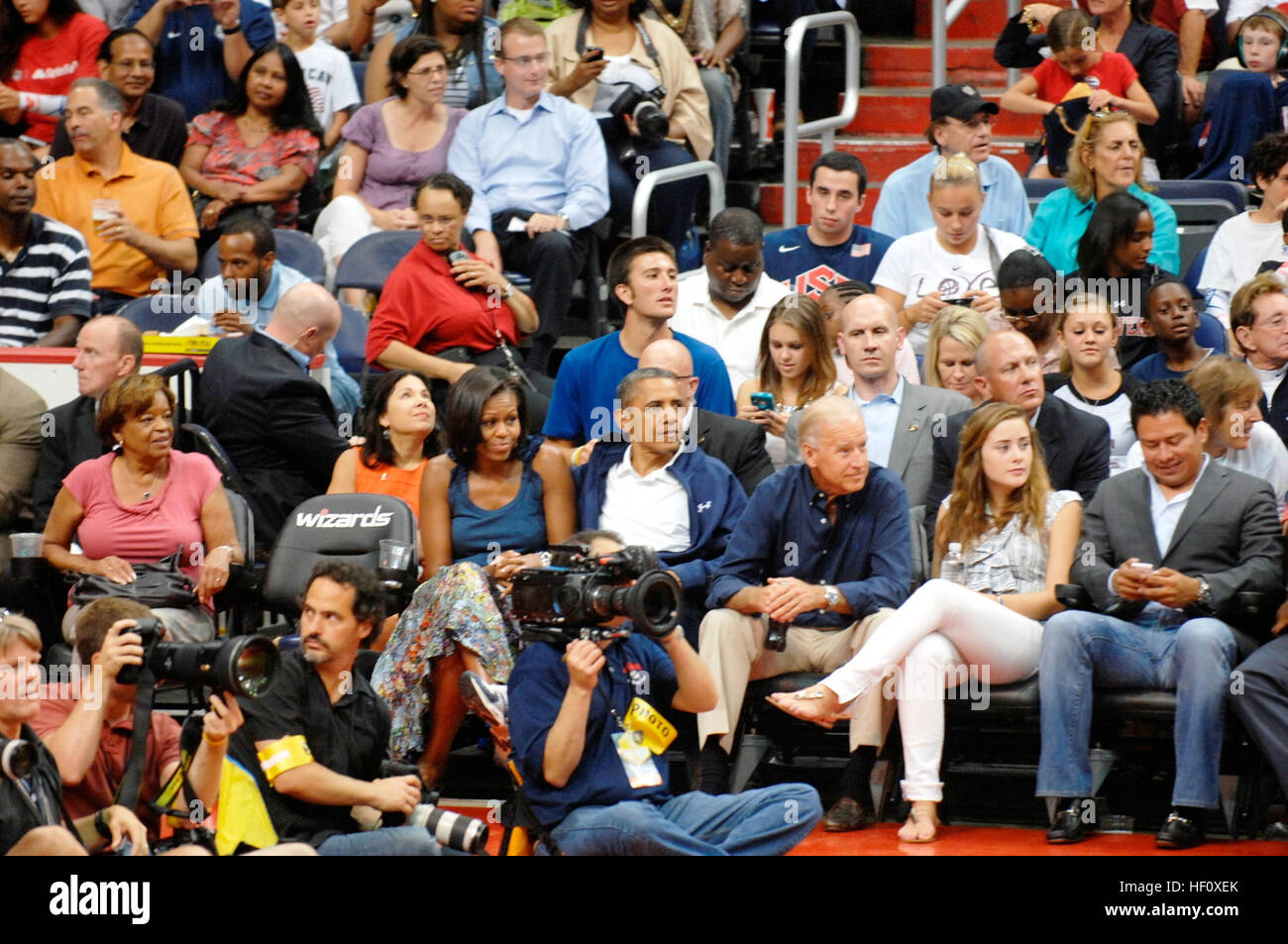 Il presidente Barack Obama, centro, la first lady Michelle Obama, il centro sinistra e il Vice Presidente Joe Biden, centro destra, guardare la U.S. Uomini National Basketball Team battle nazionale brasiliana durante un Olimpiadi mostra gioco al Verizon Center di Washington D.C., 17 luglio. Il team americano ha vinto 80-69. (U.S. Esercito foto di Sgt. 1. Classe Tyrone C. Marshall Jr./RILASCIATO) Donne esposizione di basket gioco 120716-A-SR101-108 Foto Stock