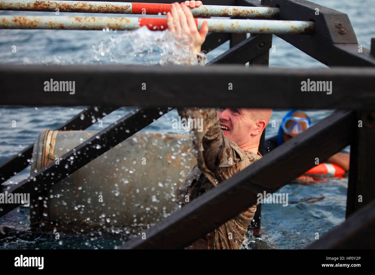 ARTA BEACH, Gibuti, (Agosto 11, 2012) - Gunnery Sgt. Richard Mostoller, il direttore amministrativo per la ventiquattresima Marine Expeditionary Unit, naviga un ostacolo durante un ostacolo acqua corso ad Arta Beach in Gibuti, 11 Agosto, 2012. Decine di Marines dal ventiquattresimo MEU hanno preso parte al corso, che è stato ospitato e supervisionato da membri del francese quinto reggimento Marine. Un contingente della XXIV MEU è attualmente a terra in Gibuti condurre vari esercizi unilaterali e pianificazione di diversi eventi a fianco dei militari francesi. Il ventiquattresimo MEU è distribuito con l'Iwo Jima Amphibious pronto come gruppo Foto Stock