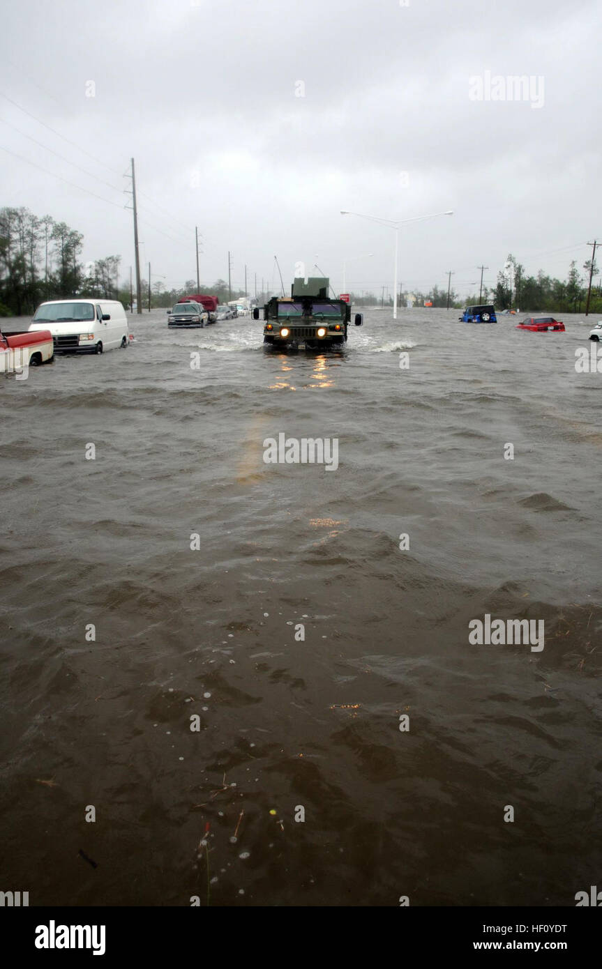 Una elevata mobilità veicolo dal 1-155th bracci combinato battaglione, Mississippi Esercito Nazionale ronde di controllo una zona allagata durante l uragano Issac il 29 agosto. Magnolia truppe stanno attualmente conducendo post approdo missioni. I loro sforzi includono conducendo la presenza locale di pattuglie, Checkpoint statico, il traffico dei punti di controllo e di evacuazione di residenti da aree allagate. (U.S. Foto di braccio da Staff Sgt. Shane Hamann, 102d Mobile Affari pubblici distacco, Miss. Esercito nazionale Guard) U.S. Esercito Humvee assegnato al primo battaglione, 155Reggimento di Fanteria, Mississippi Esercito Nazionale ronde di controllo un'alluvione Foto Stock