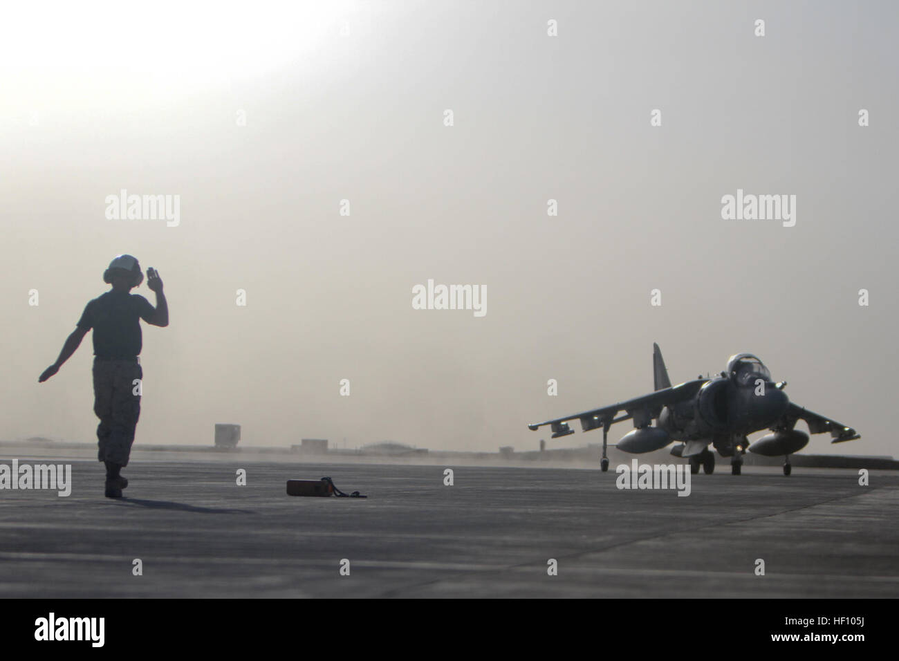 Un mare di segnali pilota di un AV-8B Harrier II Plus con attacco Marino Squadron 211, terzo aeromobile Marina Wing (avanti), in posizione sull'asfalto, Sett. 18, 2012. L'Harrier dotati di 25 mm Gatling Gun e 500-pound bombe. Superiorità aerea E28093 Harriers continuare le operazioni su Helmand120918-M-PC317-223 Foto Stock