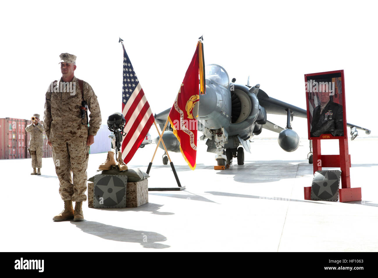 Le forze della coalizione hanno frequentare un memoriale di servizio in onore del tenente Col. Christopher K. Raible a Camp Bastion, provincia di Helmand, Afghanistan sett. 19, 2012. Raible, comandante della Marina squadrone di attacco (VMA) 211, Marine Aircraft Group 13, 3D Marine Ala di aeromobili (avanti), è stato ucciso in azione mentre abrogazione di un attacco nemico su Camp Bastion sett. 14, 2012. Lt. Col. Raible Memorial 120919-M-EF955-130 Foto Stock