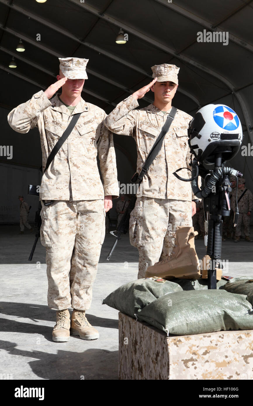 Le forze della coalizione hanno frequentare un memoriale di servizio in onore del tenente Col. Christopher K. Raible a Camp Bastion, provincia di Helmand, Afghanistan sett. 19, 2012. Raible, comandante della Marina squadrone di attacco (VMA) 211, Marine Aircraft Group 13, 3D Marine Ala di aeromobili (avanti), è stato ucciso in azione mentre abrogazione di un attacco nemico su Camp Bastion sett. 14, 2012. (U.S. Marine Corps foto di Sgt. Keonaona C. Paulo/RILASCIATO) Lt. Col. Raible Memorial 120919-M-EF955-246 Foto Stock