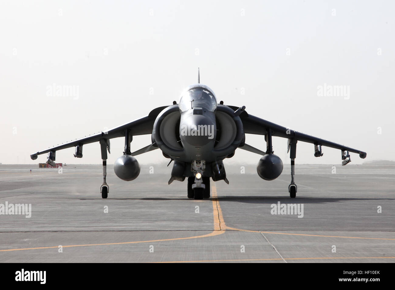 Stati Uniti Marines con attacco Marino Squadron (VMA) 211, Marine Aircraft Group 13, terzo aeromobile Marina Wing (Avanti) Riposizionare sei AV-8B Harriers per continuare a condurre operazioni di controinsurrezione, Camp Bastion, provincia di Helmand, Afghanistan sett. 26, 2012. Sei AV-8B Harriers sono stati trasferiti a Camp Bastion per aumentare complessivamente il livello di disponibilità dopo che la base è stata attaccata sul Sett. 14, 2012. (U.S. Marine Corps foto di Sgt. Keonaona C. Paulo/RILASCIATO) VMA-211 Harrier delocalizzazione 120926-M-EF955-045 Foto Stock