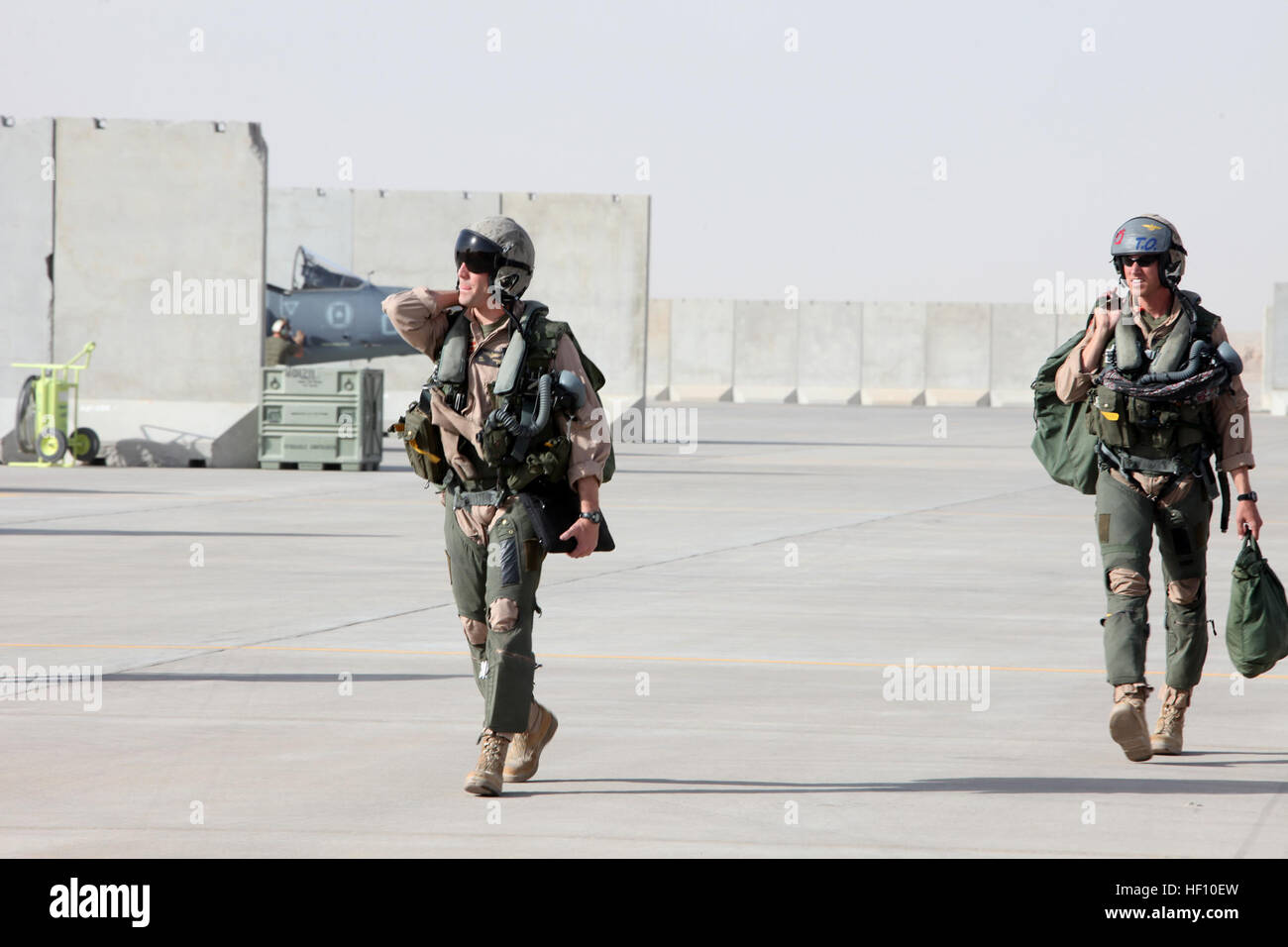 Stati Uniti Marines con attacco Marino Squadron (VMA) 211, Marine Aircraft Group 13, terzo aeromobile Marina Wing (Avanti) Riposizionare sei AV-8B Harriers per continuare a condurre operazioni di controinsurrezione, Camp Bastion, provincia di Helmand, Afghanistan sett. 26, 2012. Sei AV-8B Harriers sono stati trasferiti a Camp Bastion per aumentare complessivamente il livello di disponibilità dopo che la base è stata attaccata sul Sett. 14, 2012. (U.S. Marine Corps foto di Sgt. Keonaona C. Paulo/RILASCIATO) VMA-211 Harrier delocalizzazione 120926-M-EF955-139 Foto Stock