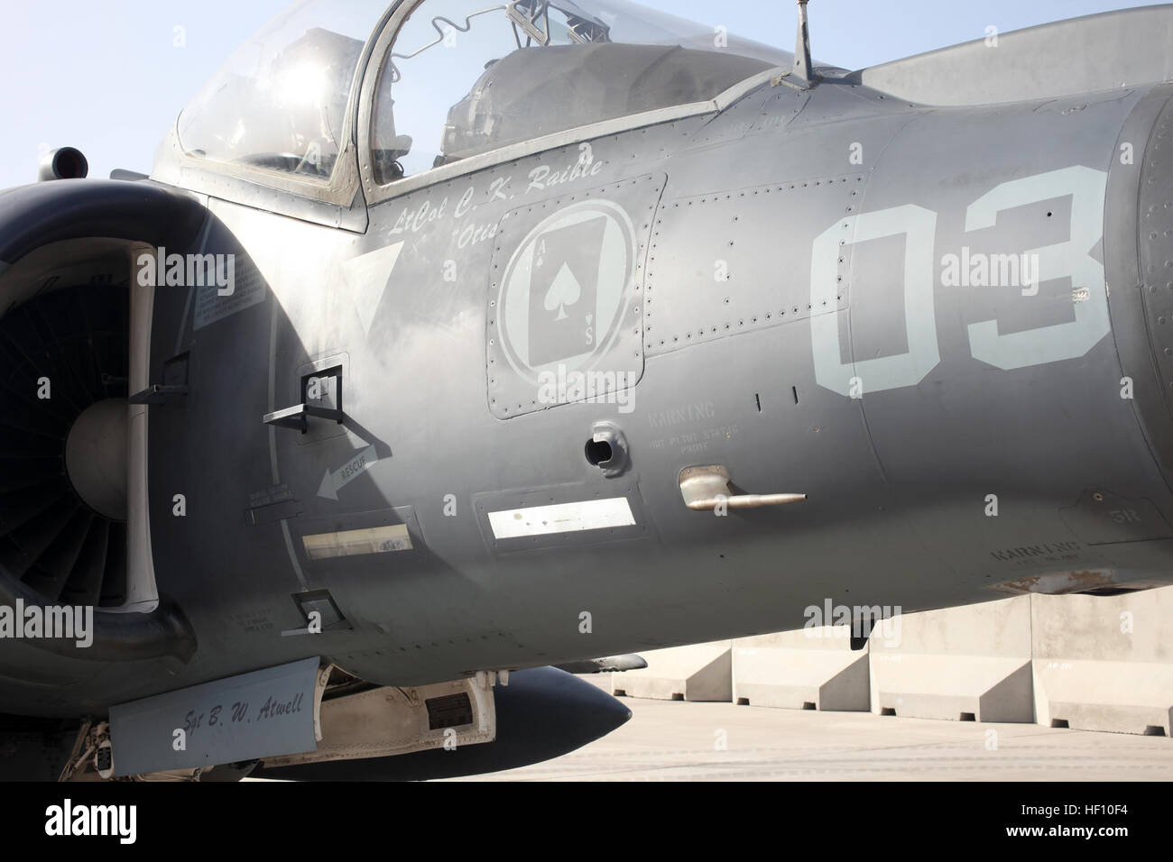 Un U.S. Marine Corps AV-8B Harrier siede sulla linea di volo a Camp Bastion, provincia di Helmand, Afghanistan sett. 26, 2012. L'Harrier era uno dei sei trasferito a Camp Bastion per aumentare complessivamente il livello di preparazione di attacco Marino Squadron (VMA) 211 ed è dipinta in memoria del tenente Col. Christopher K. Raible e Sgt. Bradley W. Atwell, coloro che sono stati uccisi durante un attacco a Camp Bastion sett. 14, 2012. (U.S. Marine Corps foto di Sgt. Keonaona C. Paulo/RILASCIATO) VMA-211 Harrier delocalizzazione 120926-M-EF955-220 Foto Stock