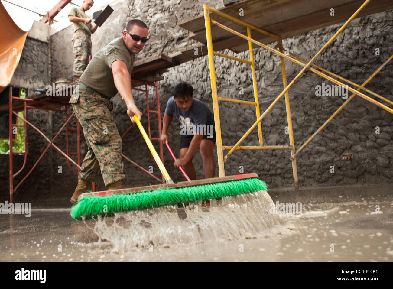 Stati Uniti Marine Corps Sgt. David Kettenring, Marina Wing Support Squadron 172, spinge l'acqua di una classe essendo costruito durante un ingegnere civile Progetto di assistenza a sostegno di sbarco esercizio 2013 (PHIBLEX 2013) all'Dallipawen scuola elementare, il 4 ottobre, 2012. PHIBLEX 2013 è un accordo bilaterale in materia di esercizio di formazione condotte annualmente nella Repubblica delle Filippine per migliorare la prontezza anfibio di entrambe le forze armate e per rafforzare l'interoperabilità. (U.S. Marine Corps foto di Sgt. Matteo Troyer/RILASCIATO) Sbarco Esercizio 2013 121004-M-IJ457-310 Foto Stock