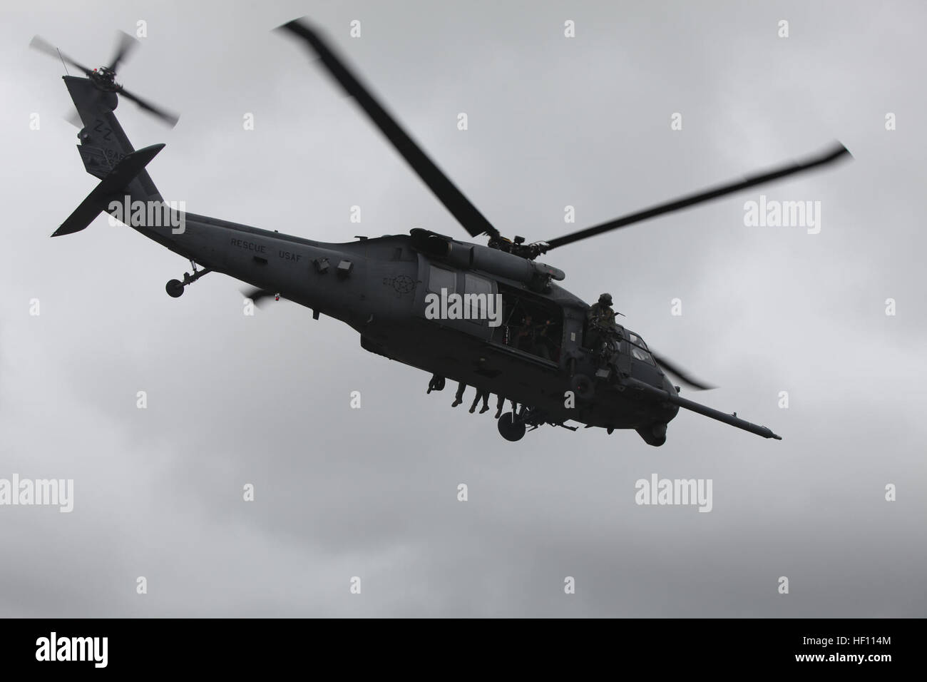 Una forza aerea HH-60 Pave Hawk elicottero trasporta i Marines alla gamma 19 a Camp Hansen 15 Ottobre durante il cecchino antenna formazione. I marines praticato come sparare da un elicottero al fine di fornire protezione per visitare la scheda, la ricerca e il sequestro delle missioni. I marines sono con operazioni speciali di formazione, gruppo III Marine forza expeditionary sede, gruppo III MEF, e gli elementi della terza divisione Marine, III MEF. L'elicottero è stato fornito dal XXXIII Rescue Squadron, xviii gruppo Operations, xviii ala. Cecchini prendono il volo, cecchini, treno per fornire supporto preciso da sopra 121015-M-AX780-002 Foto Stock