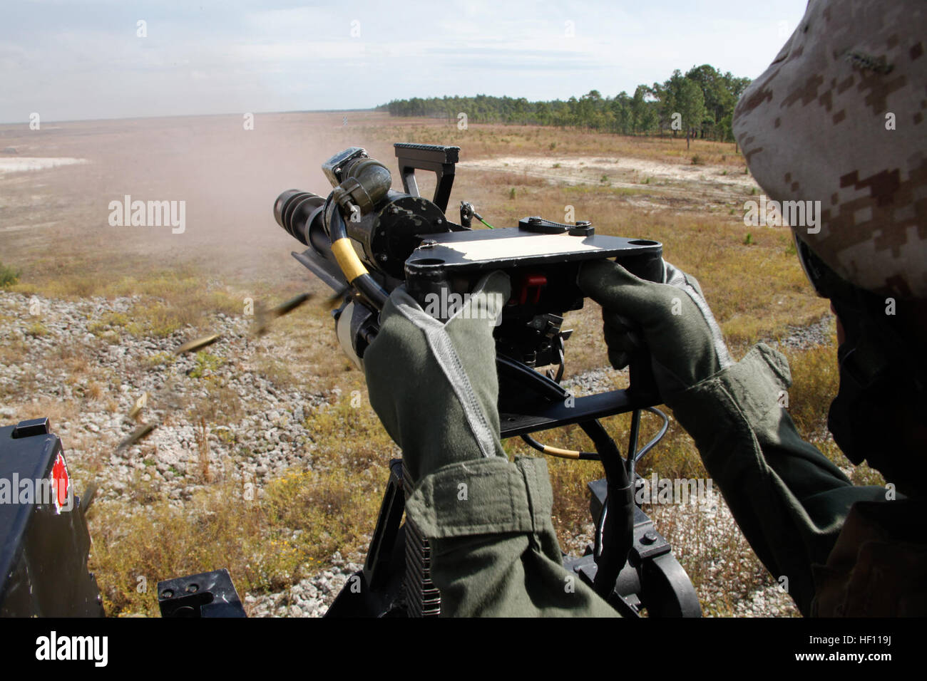 Un Marine spara un GAU-17 Mini pistola ad un poligono di tiro in Marine Corps base Camp Lejeune, N.C., Ott. 19. Luce subacquea attacco squadrone elicottero 467 tenuto un giorno di famiglia con attività divertenti per tutti, compreso un fuoco vivo dimostrazione di elicottero di supporto aereo, corse in assalto anfibio veicoli e un mini pistola spara per Marines. HMLA-467 rotola fuori cannoni per la giornata della famiglia 121019-M-AF823-055 Foto Stock