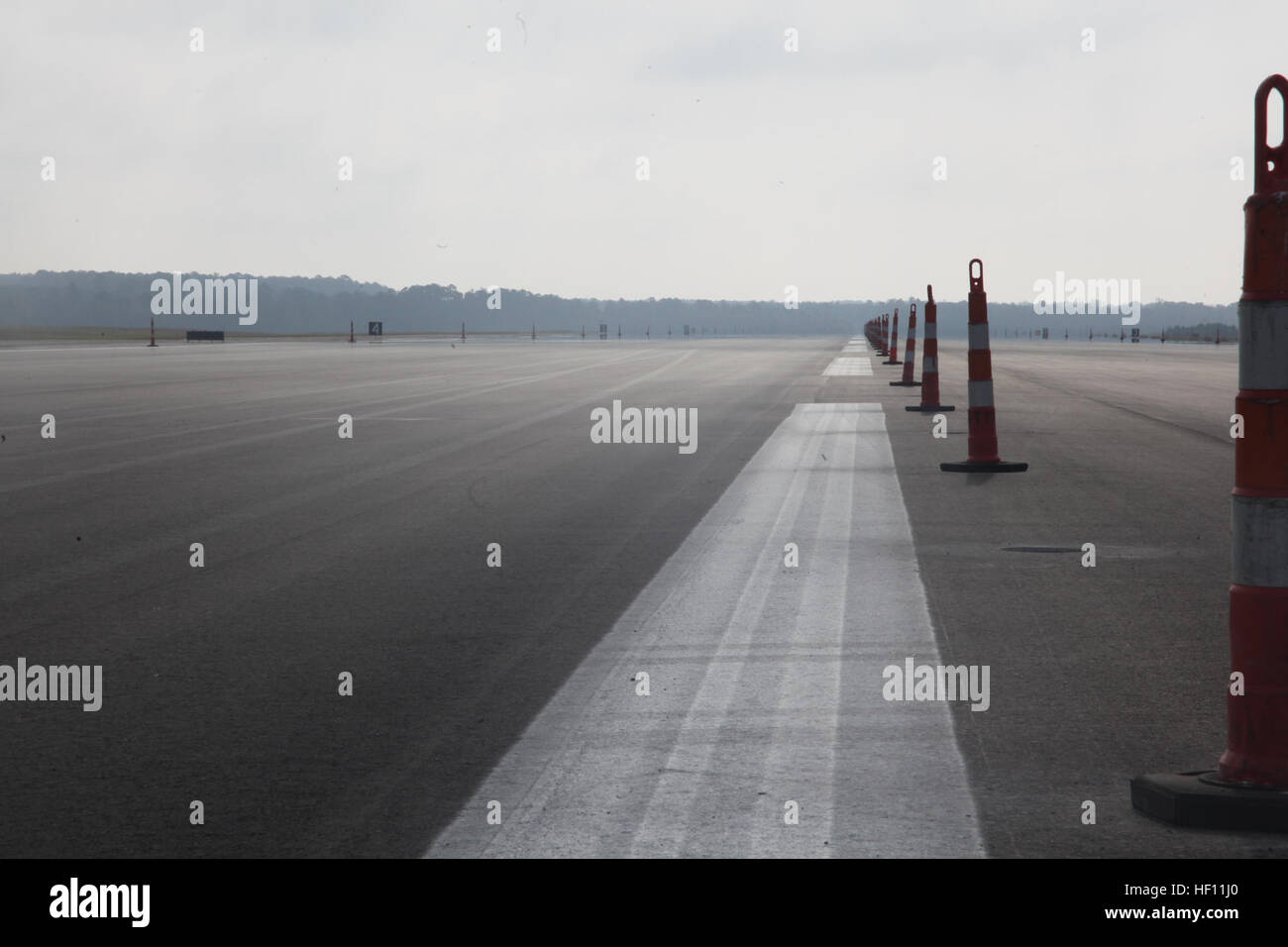 Linea di coni al centro della pista 32L come contraenti i tocchi finali sulla nuova pista rifatta su Cherry Point ott. 26. Questa è stata la prima pista per essere lavorati dall'inizio del più grande progetto di pavimentazione a bordo della stazione aria dall'ultima ripavimentazione progetto nel 1998. Il costo di questo progetto al termine sarà $10.39 milioni di dollari, che è meno della metà del costo di un AV-8B Harrier. " Le persone possono pensare di spendere questa somma di denaro su una pista è assurdo e inutile", ha detto Mike D. Morgan, il direttore della costruzione Cherry Point alle strutture del reparto di manutenzione. "Thin Foto Stock