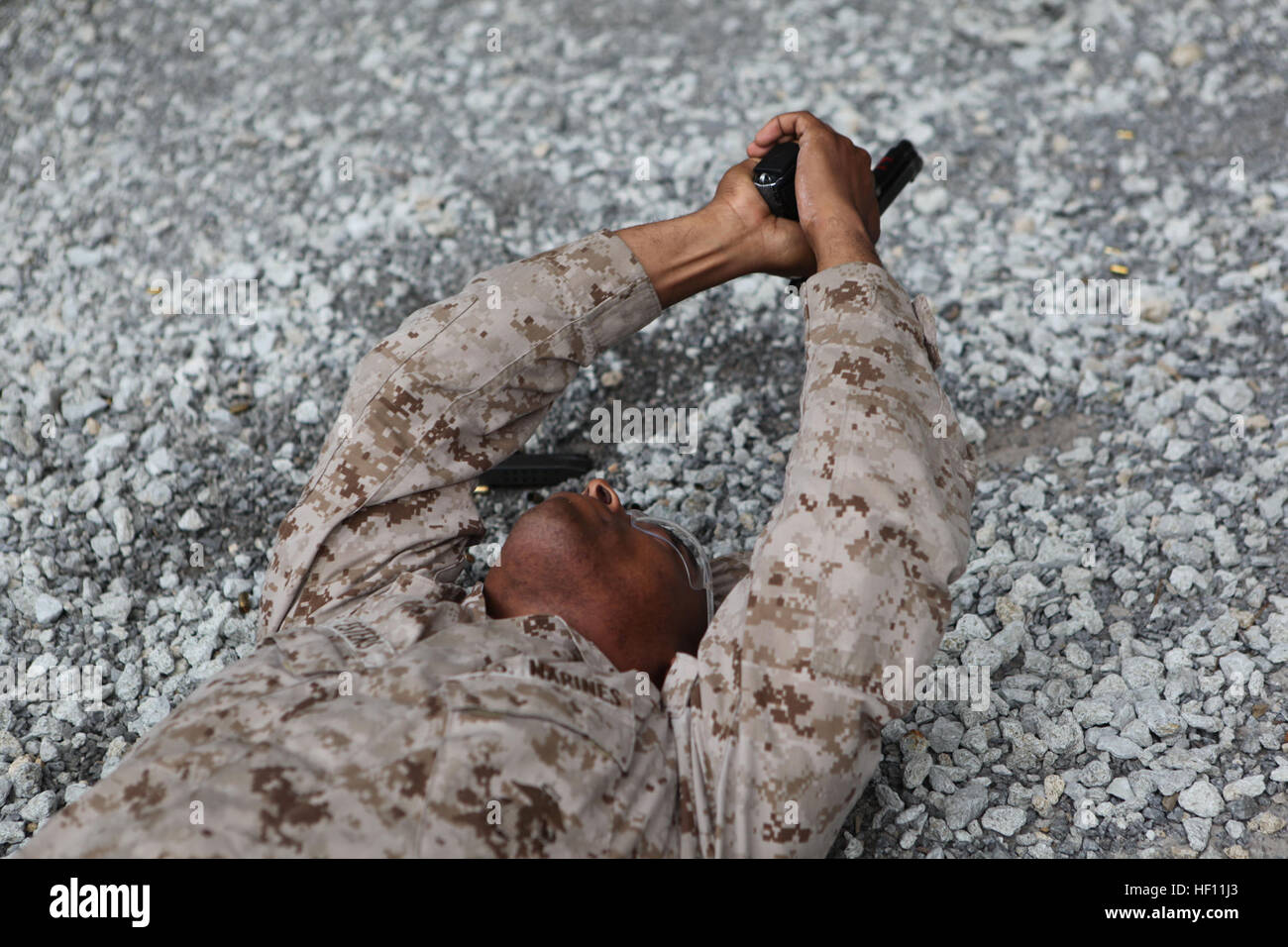 Marine riservisti con dedicate Marine Air Ground Task Force 12 pratica tecniche di precisione di tiro 26 Ottobre. I marines hanno trascorso due settimane a bordo di Marine Corps base Camp Lejeune imparare un nuovo set di competenze con la Marine Corps Accademia di polizia a est. MAGTF dedicate 12 treno per aiutare la polizia in tutta USMC 121026-M-IY869-189 Foto Stock