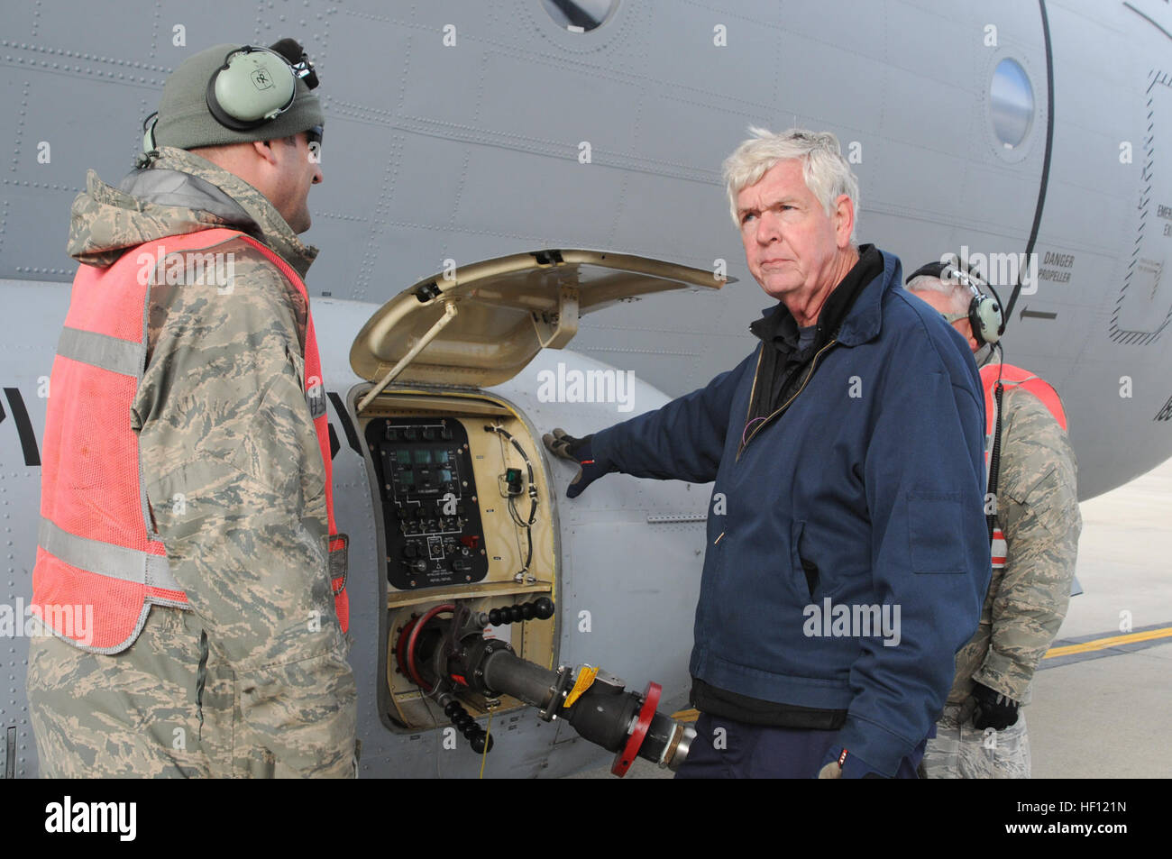 Tech. Sgt. Ed Welton, 105manutentore Aerospaziale, parlando con Dennis Shaw, vertex aerospace durante il rifornimento di carburante di un C-27 Spartan dal 186th Air Refuelling Wing, Kelly Field, Miss. Nov. 3, 2012. ((Guardia Nazionale foto di Tech. Sgt. Michael OHalloran)(rilasciato) Parte della difesa USNORTHCOM sostegno delle Autorità civili missione dirige il comando per pianificare e anticipare le azioni che si possono avere bisogno di prendere per sostenere le autorità civili. USNORTHCOM svolge un ruolo importante nella risposta di emergenza; tuttavia, tutti gli sforzi per l'uragano sabbiose sono a sostegno del FEMA, lavorando a stretto contatto con lo stato locale e off Foto Stock