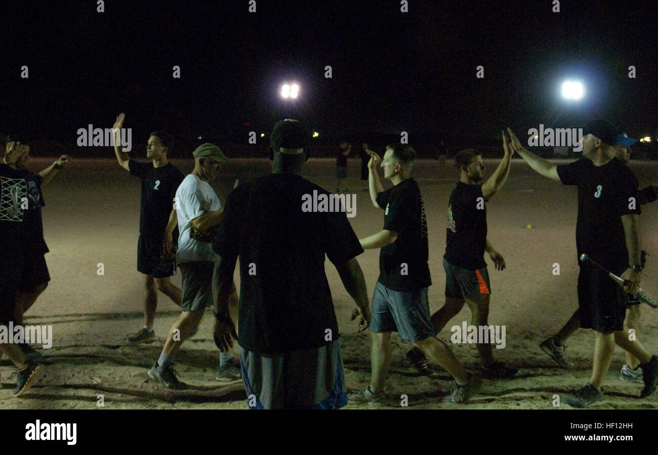 Il 4° Battaglione, 118a Reggimento di Fanteria del campionato softball terminato fino a qui, nov. 16, con la Società Delta Juggernauts vincendo il campionato al di sopra del Camp cella comando Cobras. Il punteggio finale è stato di 30 a 12. Otto squadre di battaglione ha preso parte al campionato softball, iniziato circa due mesi e mezzo fa. Il battaglione, che appartiene a La Carolina del Sud Esercito Nazionale Guardia, assunto forza di sicurezza e camp-operazioni missioni nel Nord del Kuwait in aprile. Delta società di Marion, S.C., era parte della sicurezza-operazioni vigore. La maggior parte del campo di comando truppe di cella appartiene al battali Foto Stock