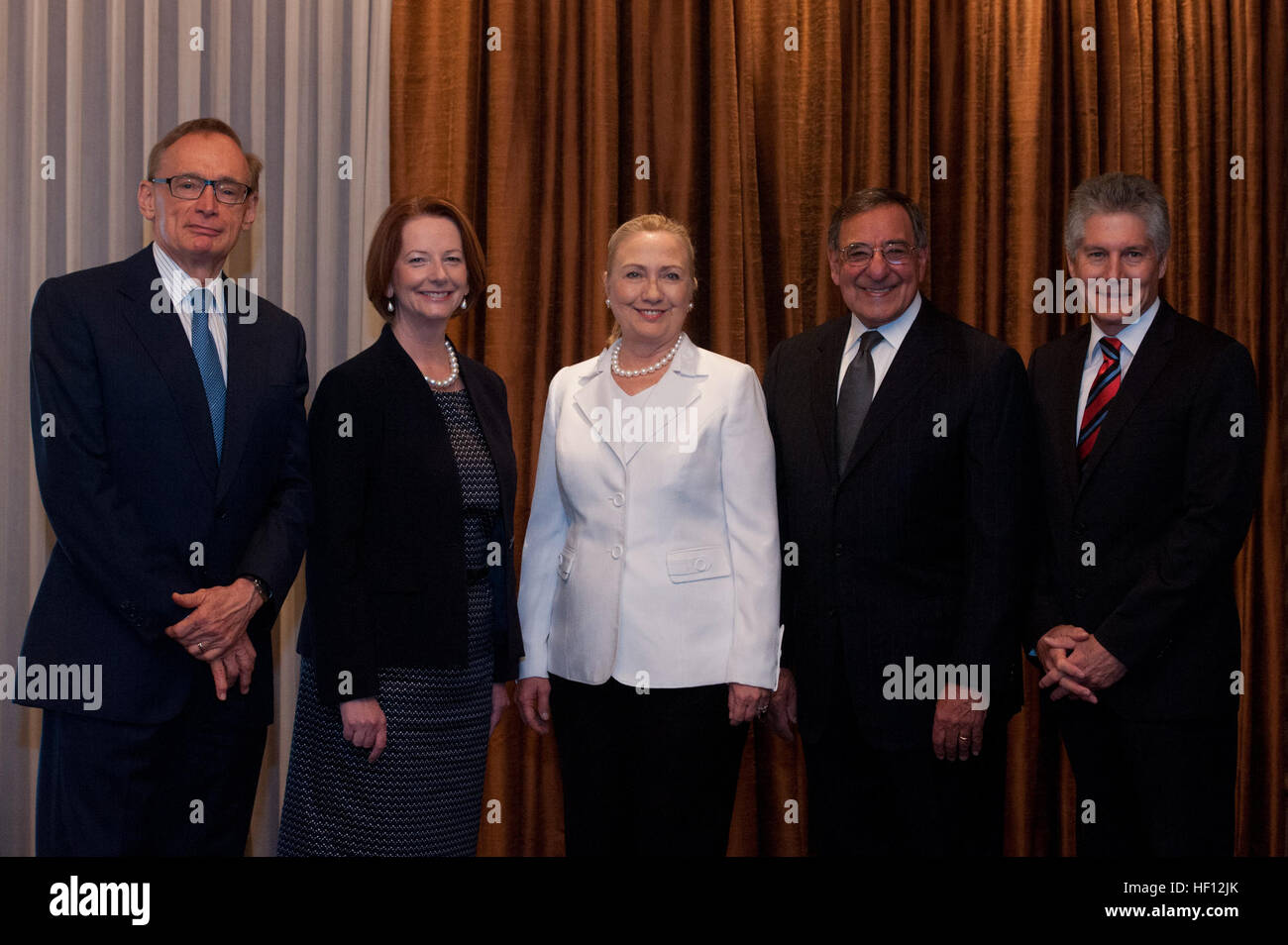 Il Segretario della Difesa Leon Panetta E. incontra il Primo Ministro australiano, Julia Gillard insieme con gli Stati Uniti Il segretario di Stato Hillary Clinton, Ministro australiano della difesa Stephen Smith e Australian Ministro degli Esteri Bob Carr a Perth in Australia, nov. 13, 2012. (DoD foto di Erin A. Kirk-Cuomo) Segretario della Difesa viaggio in Australia 121113-D-BW835-125 Foto Stock