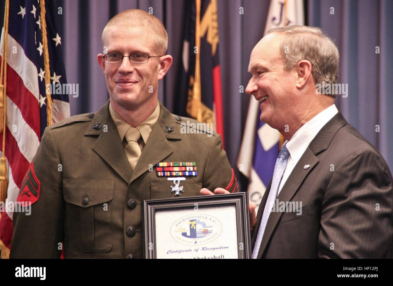 Cpl. Joshua T. Shakeshaft, un ingegnere di combattimento e Capo istruttore per esplosivi improvvisati consapevolezza del dispositivo all'abilità di combattimento della scuola di formazione a bordo di Camp Lejeune, N.C., accetta il 2012 veterano del premio di anno dal sindaco di Sammy Phillips di Jacksonville, N.C., durante una cerimonia di premiazione che si terrà il 6 novembre 20, 2012. Shakeshaft ha ricevuto il premio per il suo costante impegno per aiutare i veterani feriti. (Foto di Lisa Miller, specialista dei media, città di Jacksonville, N.C.) Marine condivide l amore di pesca con feriti fratelli 121120-M-XX123-001 Foto Stock