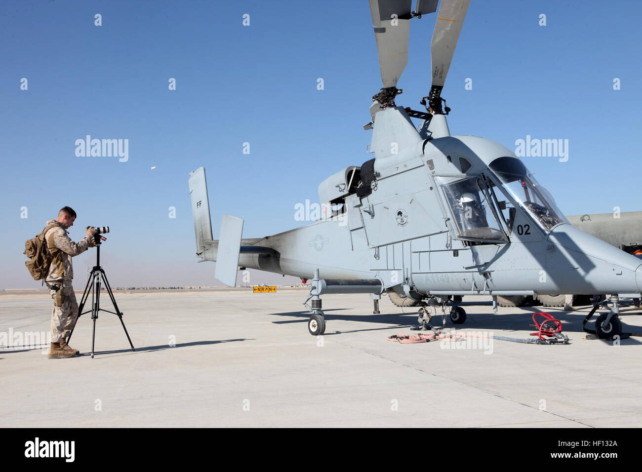 Stati Uniti Marine Corps Cpl. Gregory A. Moore, videografo di combattimento, 3 aeromobili Marina Wing (avanti), documenti di un corpo di rialimentazione del carico dei velivoli senza pilota sistema (CRUAS) con Marine Drone Squadron (VMU) 3, Aria marina gruppo di controllo 38, terzo aeromobile Marina Wing (avanti) a Camp Bastion, provincia di Helmand, Afghanistan, DIC 2. 2012. VMU-3 ha testato le capacità dell'CRUAS. (U.S. Marine Corps foto di Sgt. Keonaona C. Paulo/RILASCIATO) VMU-3 121201 CRUAS-M-EF955-159 Foto Stock