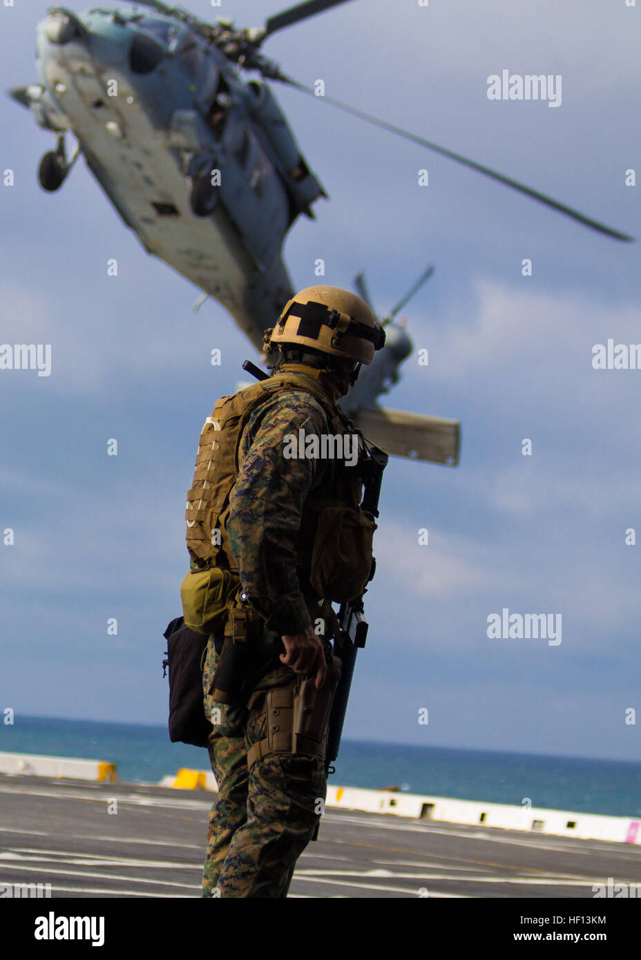 Una ricognizione Marine assegnato al XXVI Marine Expeditionary Unit (MEU) marittimo forza raid si prepara a disegnare la sua pistola sul ponte di volo della USS San Antonio (LPD 17) durante la conduzione di interdizione marittima operazioni durante il meu del gruppo dell'esercizio di vela, Dic 18, 2012. L'esercizio consiste di molteplici scenari di addestramento per includere una visita, scheda, ricerca e sequestro; diverse varianti di scorrerie; e tattica di recupero di aeromobili e simulazioni di personale. Il ventiseiesimo MEU funziona continuamente in tutto il mondo, fornendo il presidente e unificato i comandanti di combattente con un forward-distribuzione Foto Stock