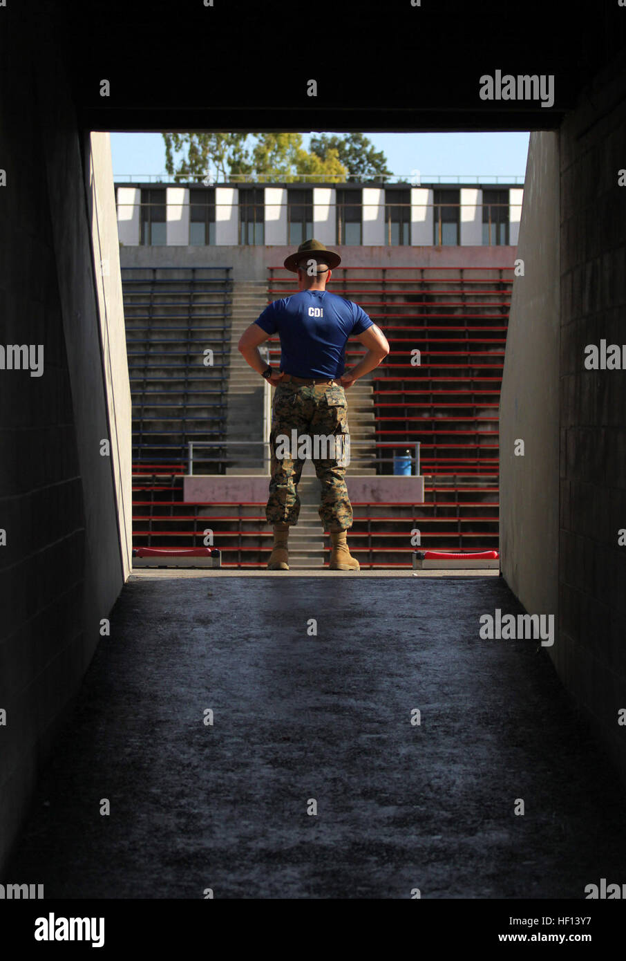 Trapanare istruttore staff Sgt. Luis Cardenas orologi il primo Semper Fidelis All-American pratica occidentale a Santa Ana Stadium on Dic. 31. Più di 100 giocatori provenienti da tutto il paese parteciperà alla Semper Fidelis ciotola All-American su gen. 4, 2013. (US Marine Corps photo by Staff Sgt. Clinton Firstbrook) Semper Fidelis ciotola All-American - West team pratica, giorno 1 121231-M-AV740-225 Foto Stock