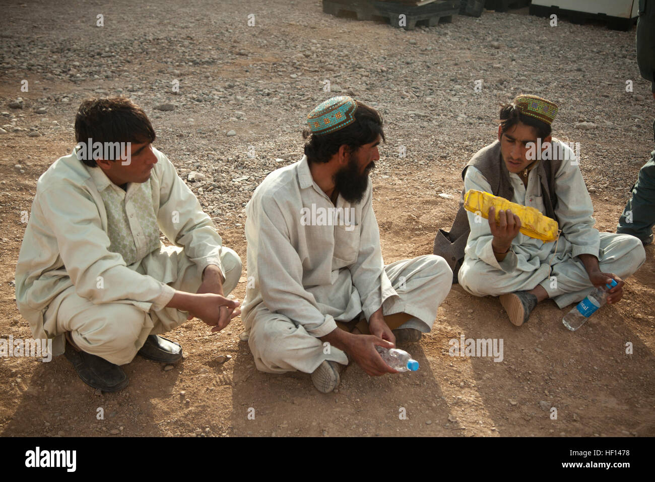 Afghan poliziotti locali guardare un nozionale esplosivi improvvisati componente del dispositivo durante la formazione con i compagni di forze di sicurezza nazionali afgane nella provincia di Farah, Afghanistan, 11 genn. 2013. Forze di sicurezza nazionali afgane sono state prendendo il filo nelle operazioni di protezione, con le forze della coalizione hanno come guide, per portare la sicurezza e la stabilità al popolo della Repubblica islamica dell'Afghanistan. (U.S. Marine Corps foto di Sgt. Pete Thibodeau) ANSF contro la minaccia IED 130111-M-BO337-121 Foto Stock
