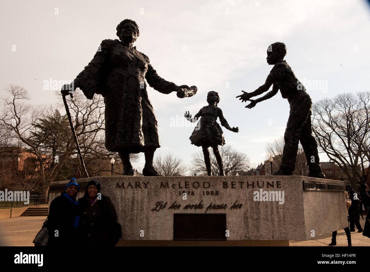 Persone mettere in pausa il lunedì, 21 gennaio, 2013, davanti alla Mary McLeod Bethune Memorial. La statua in bronzo di Maria McLeod Bethune, da Robert Berkslocated, in Lincoln Park si trova a East Capitol Street e 12th Street NE a Washington. Mary Jane McLeod Bethune (Luglio 10, 1875 - 18 Maggio 1955) era un americano di educatore e leader dei diritti civili più noto per iniziare una scuola per gli studenti afroamericani in Daytona Beach, Florida, che poi divenne Bethune-Cookman Università e per essere un consigliere del presidente Franklin D. Roosevelt. (Ufficiale DEGLI STATI UNITI Air Force foto di Technical Sgt. Eric Miller/ nuovo Foto Stock