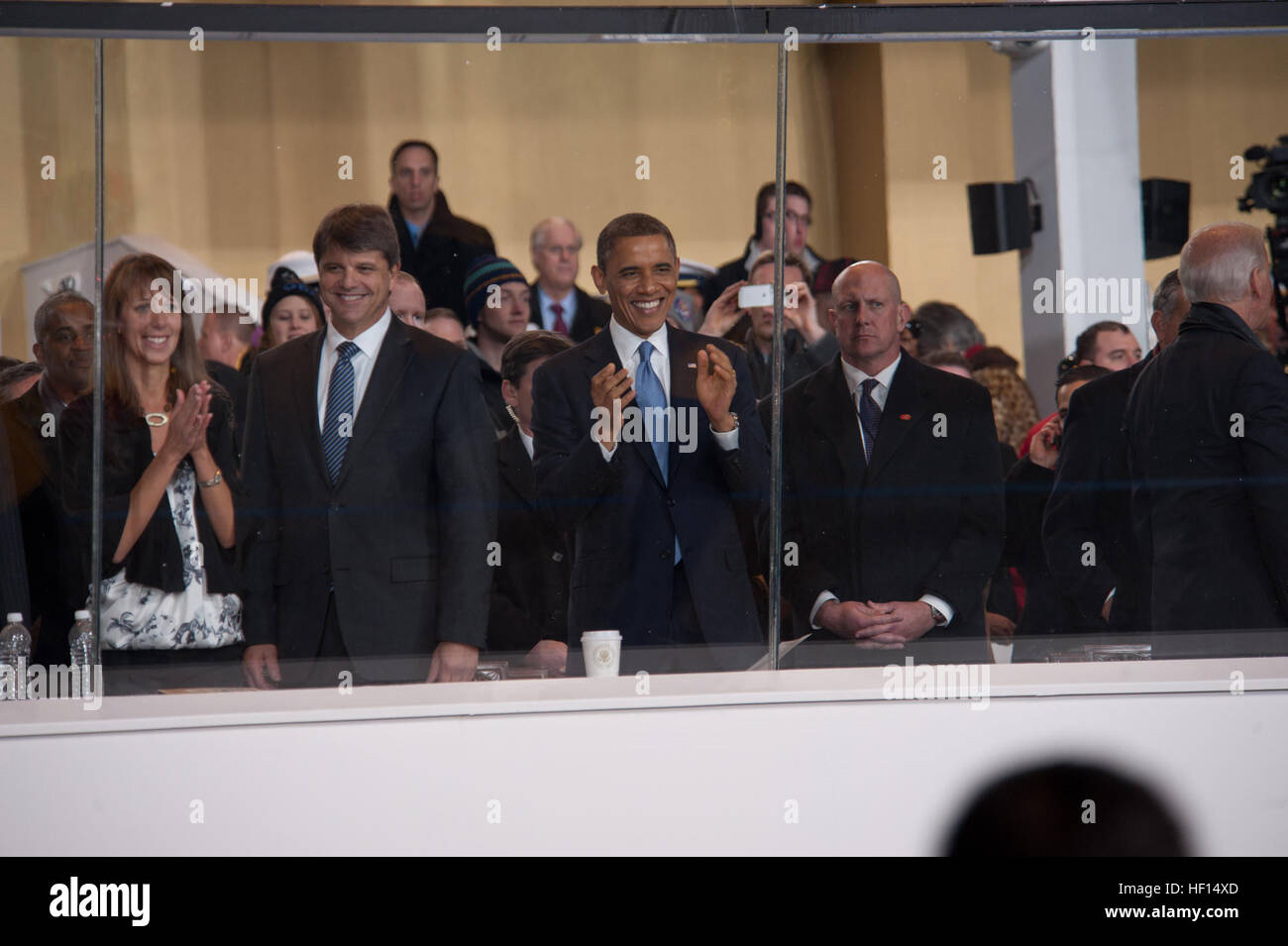 Il presidente Barack Obama orologi da presidenziali inaugurazione sfilata di revisione ufficiale si contrappongono Lafayette Park. La processione di più di 8 mila le persone che hanno iniziato a Constitution Avenue è continuata fino in Pennsylvania Avenue alla Casa Bianca incluso cerimoniale reggimenti militari, gruppi di cittadini, Marching Band e galleggianti. Il presidente, vice presidente, ai loro coniugi e ospiti speciali quindi rivedere la sfilata come si passa di fronte al riesame presidenziale stand. Lo stadio-stile stadio viene eretto per l inaugurazione sul fronte ovest del Campidoglio. Esso ha più di 1.600 sedi f Foto Stock