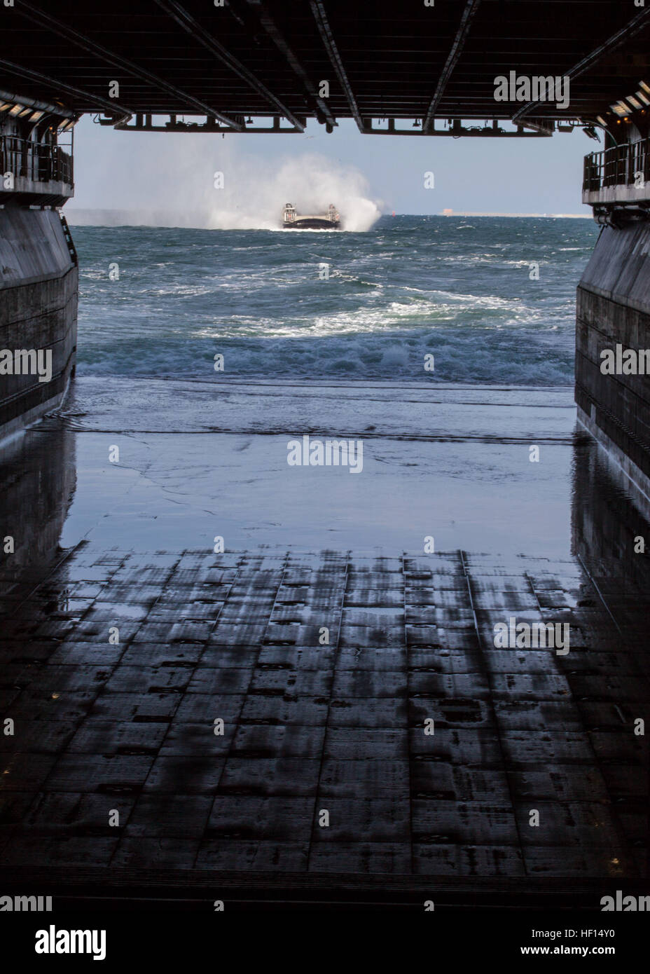 Una landing craft, cuscino d'aria (LCAC) naviga verso il bene del ponte della USS Kearsarge (LHD 3), il 22 gennaio 2013. LCACs hanno la capacità di attraversare su acqua e terra dando la ventiseiesima Marine Expeditionary Unit (MEU) la capacità di ingranaggio di trasporto e truppe tra nave e terra. Il MEU e squadrone anfibio (PHIBRON) 4 sono in conduzione PHIBRON-MEU Integrazione in preparazione per la loro formazione composita dell'Unità Esercizio, la fase finale di sei mesi di pre-distribuzione programma di formazione. Il ventiseiesimo MEU funziona continuamente in tutto il mondo, fornendo il presidente e unified comandanti combattente wit Foto Stock