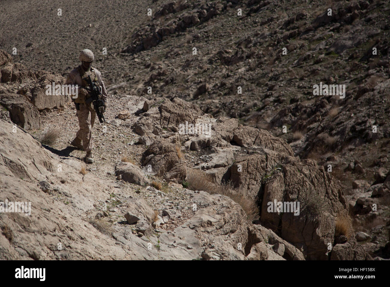 Stati Uniti Marine Corps Gunnery Sgt. Donnie ponti, la società gunnery sergente con Echo Company, 2° Battaglione, 7° Reggimento Marine, Regimental Combat Team 7, si arrampica su di una collina di condurre un sondaggio del sito nel quartiere Kajaki, provincia di Helmand, Afghanistan, Febbraio 8, 2013. (U.S. Marine Corps foto di Cpl. Kowshon Ye/RILASCIATO) 130208-M-QZ858-031 (8473166459) Foto Stock