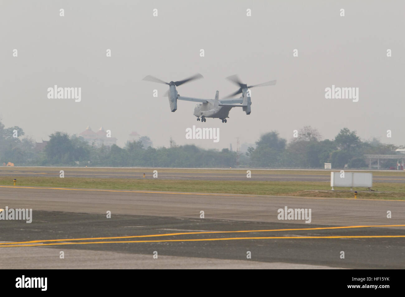 Un U.S. Marine Corps MV-22B Osprey assegnato a mezzo marino Tiltrotor Squadron 265, Marine Corps Air Station Futenma, Okinawa, in Giappone, decolla da ala 41 Royal Thai Air Force Base Feb. 21 in Chiang Mai provincia, Regno di Thailandia, durante l'esercizio Cobra Gold 2013. CG 13, nella sua trentaduesima iterazione, è destinato a far avanzare la sicurezza regionale e garantire una risposta efficace alle crisi regionali esercitando una robusta forza multinazionale da parte delle nazioni di condivisione di obiettivi comuni e di impegni di sicurezza ed è la più grande multinazionale di esercizio nella regione Asia-Pacifico. (Gazzetta USMC fotografia da Staff Sgt Foto Stock