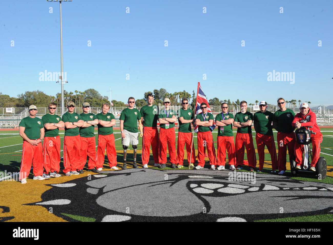 Il Regno Unito Royal Marines i partecipanti del 2013 Marine Corps prove posano per una foto di gruppo di Camp Pendleton, California, 28 febbraio, 2013. Le prove sono ospitati da il guerriero ferito reggimento, il Marine Corps il comando che consente di non-cure mediche ai feriti e malati, feriti fanti di marina e le loro famiglie. Le prove iniziano il 1 marzo 2013 e fine Marzo 6, 2013. 2013 Marine Corps prove 130228-M-TI407-452 Foto Stock