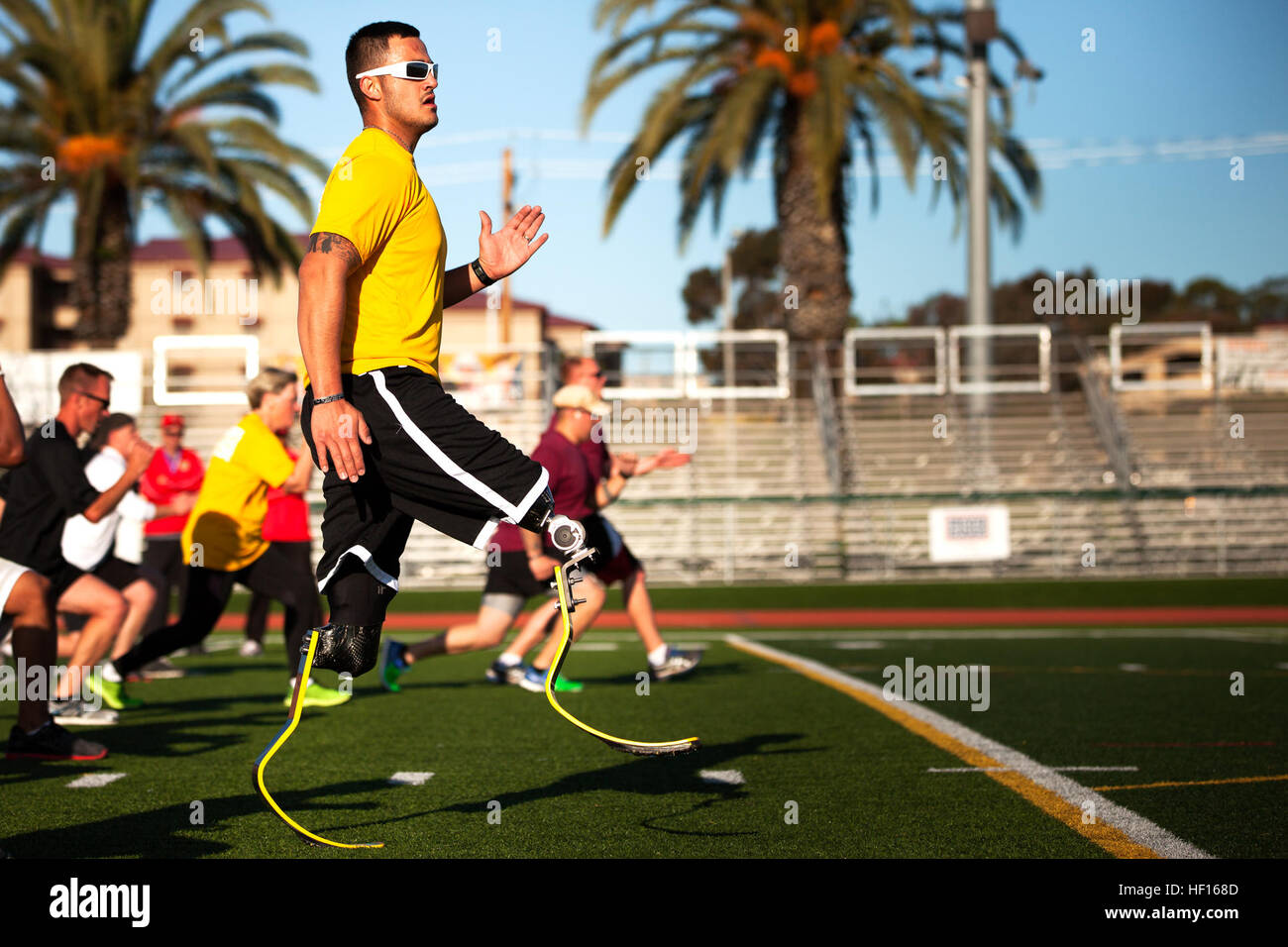 Il veterano Marine Sgt. Gabriel Martinez, 24-anno-vecchio nativo di Golden, Colo., esegue dynamic warm-up esercizi durante la via pratica per il 2013 Marine Corps prove al Marine Corps base Camp Pendleton, California, 1 marzo 2013. Mentre è attaccata al primo combattimento del Battaglione ingegnere, Martinez ha perso una gamba sopra il ginocchio e gli altri al di sotto del ginocchio in una improvvisata dispositivo esplosivo blast in Afghanistan il Giorno del Ringraziamento nel 2010. Da allora ha acquisito familiarità con la sua esecuzione protesica lame e piani per competere nel pentathlon a sperimentazioni, che include la via e il campo, nuoto, ciclismo, arco Foto Stock