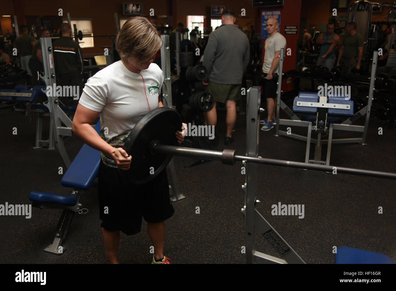 Sgt. Sissy S. Gouin, un drone maintainer con Marine Drone Squadron 2, mette un 45 pound della piastra sul bar durante un allenamento presso il diavolo cane Palestra Marzo 6. "Questo è un club che aiuta a motivare i patroni di andare al di sopra e al di là," ha detto Gouin, è uno dei migliori sollevatori femmina nel club, seduta secondo in 115 libbra di classe per questo trimestre con un peso sollevato di 145 libbre. "Vedete qualcuno solleva un peso superiore a voi e voi ottenere pompata e ti dici ok ora devo battere quel peso." Unisciti al club, Cherry Point sollevatori di peso hanno degli obiettivi di ach Foto Stock