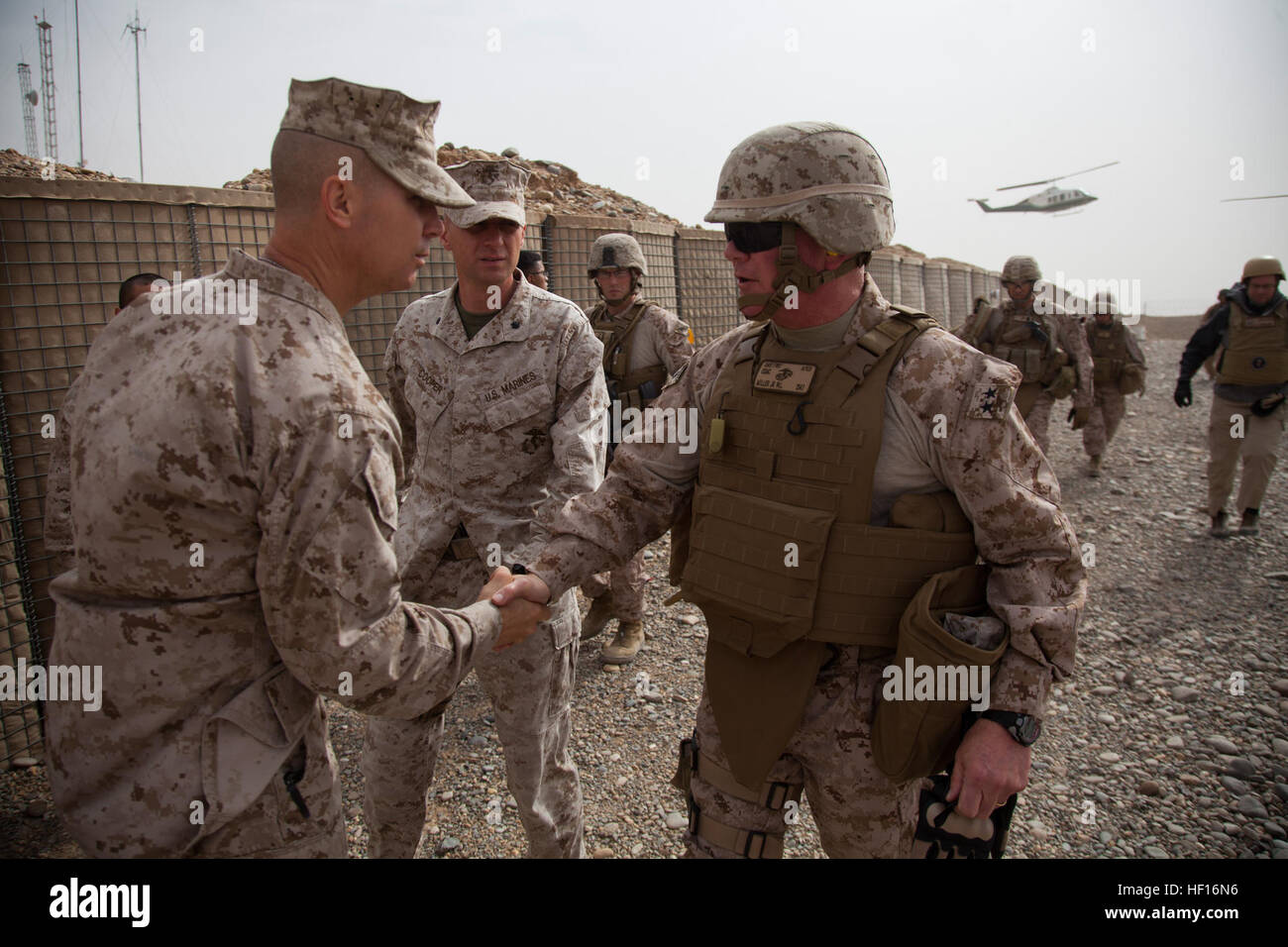 Stati Uniti Marine Corps Il Mag. Gen. Walter L. Miller Jr., a destra il comandante generale del comando regionale (sud-ovest), scuote le mani con Sgt. Il Mag. Jeffrey Monssen, il sergente maggiore del 3° Battaglione, 9° Reggimento Marine, dopo essere arrivati in avanti una base operativa Geronimo nella provincia di Helmand, Afghanistan, Marzo 12, 2013. Il comando i leader hanno visitato la base come parte di un campo di battaglia di circolazione. (DoD foto di Cpl. Kowshon Ye, U.S. Marine Corps/RILASCIATO) 130312-M-QZ858-023 (8560149540) Foto Stock
