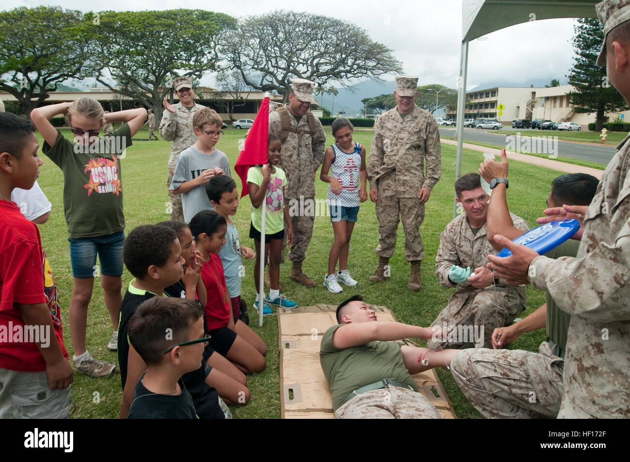 Hospital corpsmen dimostrare come inserire la somministrazione di fluidi per via endovenosa durante il funzionamento Ooh-rah bambini detenuti a Dewey Square Marzo 22. I partecipanti hanno anche imparato circa altre professioni militari tra cui la gestione dei cani di lavoro, campo di comunicazione radio e eliminazione di materiale esplosivo. (U.S. Marine Corps Foto di Christine Cabalo) cadono in per il funzionamento Ooh-rah Kids 130322-M-RT812-336 Foto Stock