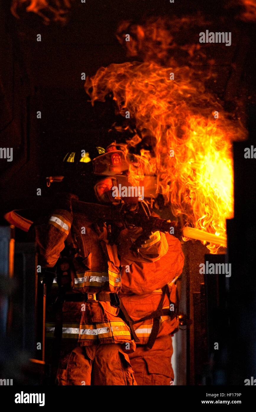 Stati Uniti Army Spc. Joshua Wildman, un vigile del fuoco con l'Ingegnere 267distacco, Carolina del Sud la guardia nazionale, si spegne un incendio all'interno di una cabina di un aereo a La Carolina del Sud Fire Academy di Columbia, S.C., Marzo 29, 2013. Wildman è la formazione su un velivolo di soccorso tecniche antincendio durante l'unità di due settimane di formazione annuale presso l'Accademia. (U.S. Air Force photo by Staff Sgt. Jorge Intriago/RILASCIATO) SC Guardia Nazionale ingegnere distacco (Vigili del Fuoco) 130329-Z-XH297-018 Foto Stock