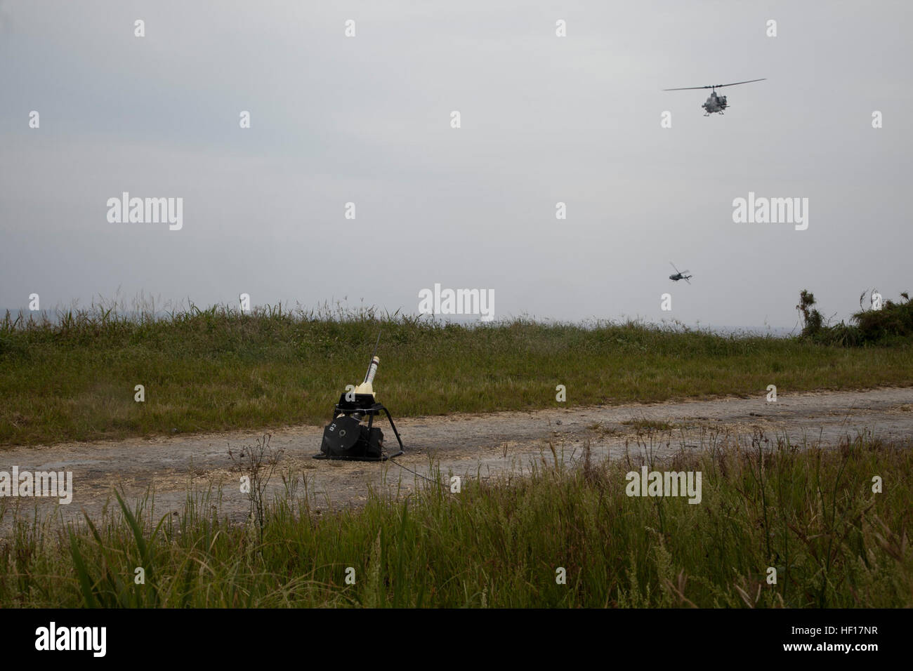 Un UH-1Y Venom e AH-1W Super Cobra iniziare un attacco simulato viene eseguito su un 'smokey' superficie-a-Air missile launcher aprile 12 durante il corso di formazione su Ie Shima. "Quando un SAM è lanciato, un pilota ha bisogno di sapere come rilevare la minaccia, quali reazioni di prendere e le contromisure disponibili", detto Capt. Brett N. vescovo. ''Smokey' SAM imita le firme di calore ceduto dal real SAMs senza il pericolo di una reale minaccia". Il Vescovo è lo squadrone aviazione navale le azioni di formazione, le procedure e la normalizzazione ufficiale per mezzo marino elicottero Squadron 262, Marine Aircraft Group 36, 1° Aircr Marine Foto Stock