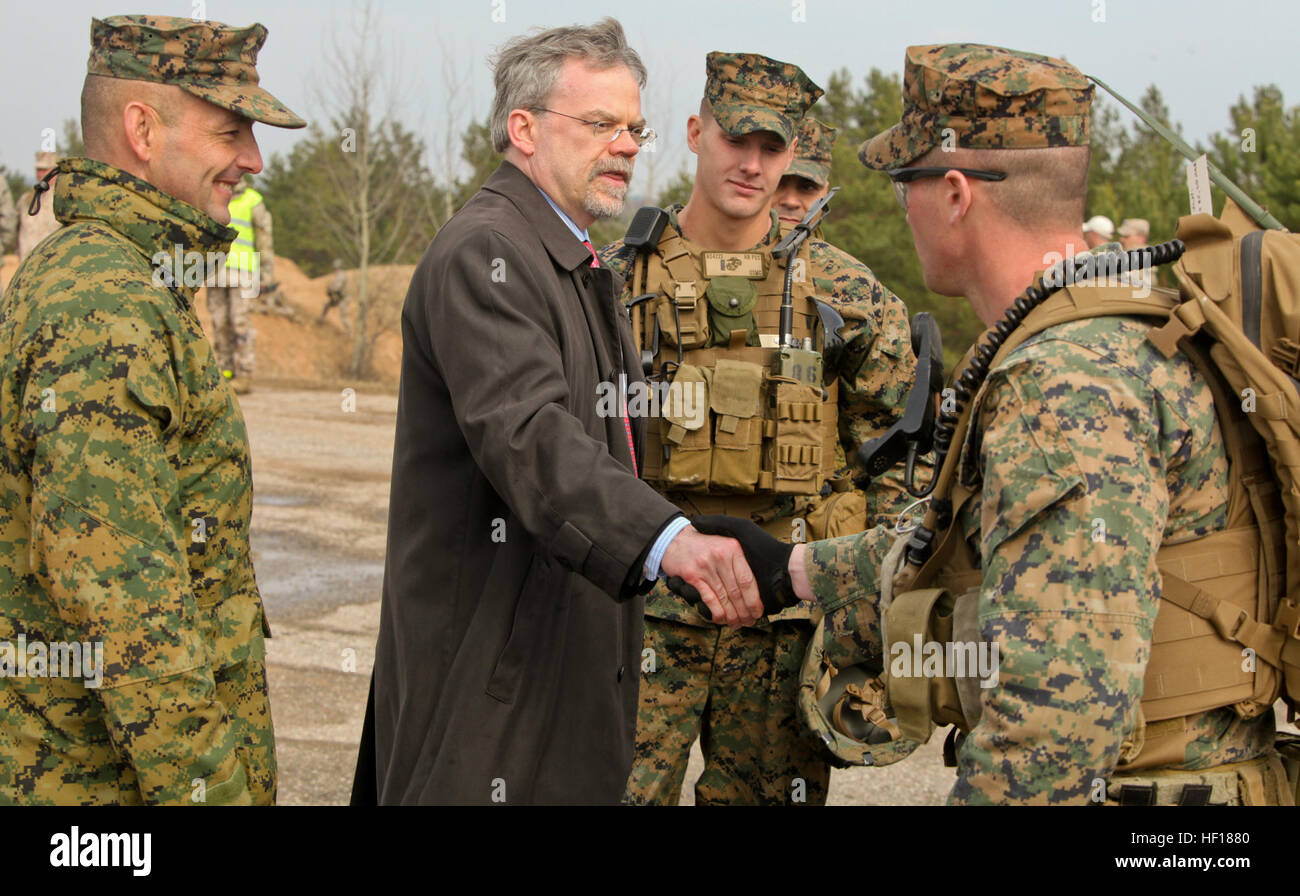 Ambasciatore Mark Pekala, U.S. Ambasciatore a Lettonia, scuote le mani con U.S. Marine Corps Staff Sgt. Uriel Holthaust, plotone sergente per combinati Anti-Armor Team, a seguito di una comune coordinato dal vivo esercitazione antincendio durante l'esercizio estate schermo 10 a bordo Camp Adazi, Lettonia, 23 aprile 2013. Protezione di estate si concentra sull'integrazione di incendi e di manovra in un ambiente misto di costruire la nazione partner la capacità pur migliorando la nostra interoperabilità tra gli Stati Uniti, Lituania, Estonia e Lettonia. (U.S. Marine Corps photo by Lance Cpl. Michael colorante/RILASCIATO) U.S. Marines e protezione estate 10 partner de Foto Stock