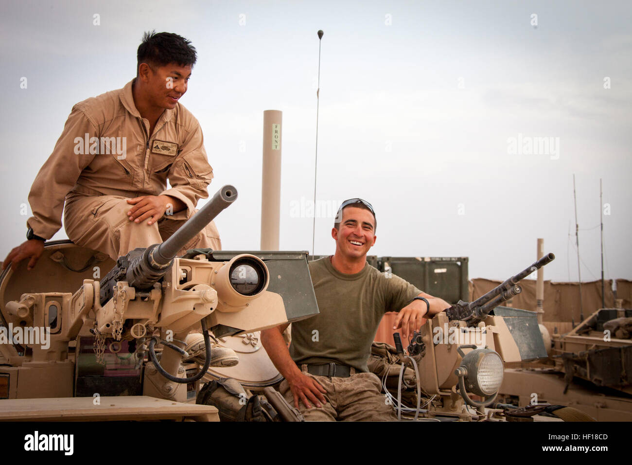 Stati Uniti Marine Corps Lance Cpl. Phillip Lim, sinistra e Cpl. Brandon Baber, entrambi assegnati alla società Delta, 1° battaglione del serbatoio, Regimental Combat Team 7, prendere una pausa durante la conduzione di verifiche funzionali su un M1A1 Abrams serbatoio a Camp Ghazay Shir, provincia di Helmand, Afghanistan, Aprile 25, 2013. (DoD foto di Staff Sgt. Ezechiele R. Kitandwe, U.S. Marine Corps/RILASCIATO) 130425-M-RO295-102 (8692290195) Foto Stock