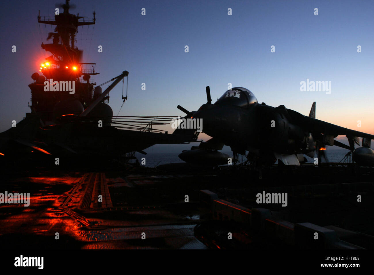 070623-M-6412J-049 MAR ROSSO (23 giugno 2007) - Un AV-8B Harrier II aeromobili, dal mezzo marino elicottero Squadron (HMM) 264 (rinforzato), è parcheggiato sul volo ascensore a bordo di assalto anfibio nave USS Bataan (LHD 5). Il ventiseiesimo Marine Expeditionary Unit e Bataan Expeditionary Strike gruppo sono attualmente in transito torna negli Stati Uniti dopo sei mesi di distribuzione nel sostegno della guerra globale su terrorsim. Stati Uniti Marine Corps photo by Lance Cpl. Patrick M. Johnson-Campbell (rilasciato) Navy US 070623-M-6412J-049 Un AV-8B Harrier II aeromobili, dal mezzo marino elicottero Squadron (HMM) 2 Foto Stock