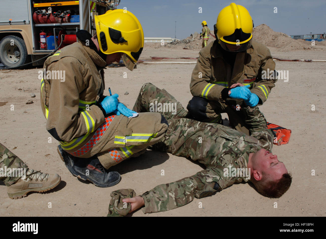 Soldati britannici da 903 Expeditionary Air Wing (MAE) Fire sezione, trattare aria Senior artigiani James L. Bayliffe, un vigile del fuoco con 903 EAW, durante un esercizio di formazione presso il Camp Leatherneck, provincia di Helmand, Afghanistan, 27 aprile 2013. L'esercizio è stata condotta per mantenere i membri del servizio preparati in caso di aerei abbattuti. (U.S. Marine Corps foto di Cpl. Ashley E. Santy/RILASCIATO) 2D MAW (FWD) conduce custode di formazione soccorso 130427-M-BU728-139 Foto Stock