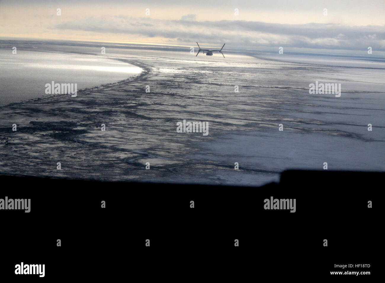 Un MV-22B Osprey dal VMM-161 vola sopra congelati Alaskan terre in rotta verso la USS Anchorage Aprile 30. VMM-161 è in Alaska per supportare la USS ancoraggio ed essere una visualizzazione statica durante il tour in pubblico prima che la nave della cerimonia di messa in servizio il 4 maggio. 3° MAW Asprì supporto ancoraggio USS 130430-M-JD595-002 Foto Stock