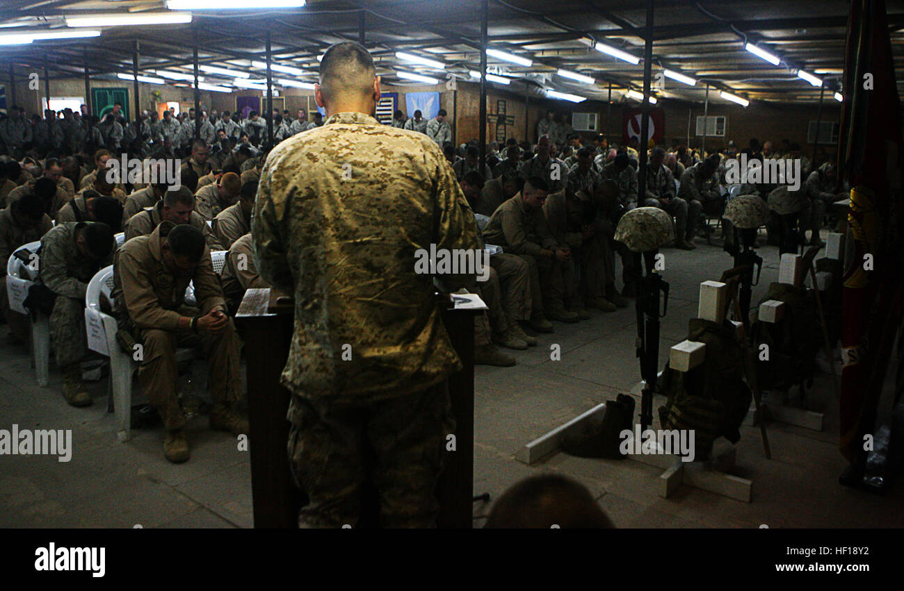 A Dic. 14 Marines e marinai da intorno il Camp Taqaddum e le aree circostanti pagato rispetto ad alcuni uomini che hanno sacrificato la loro vita mentre si è impegnati in operazioni di combattimento in Al Anbar provincia. La polizia militare plotone, Marine supporto parafango Sqaudron 373, terzo aeromobile Marina Wing (FWD) è distribuito con I MEF (FWD) a sostegno dell'Operazione Iraqi Freedom in Al Anbar provincia dell'Iraq (MNF-W) per sviluppare le forze di sicurezza irachene, facilitare lo sviluppo ufficiale di stato di diritto attraverso il governo democratico di riforme e continuare lo sviluppo di un mercato basato economia centrata sulla Reconstr iracheno Foto Stock