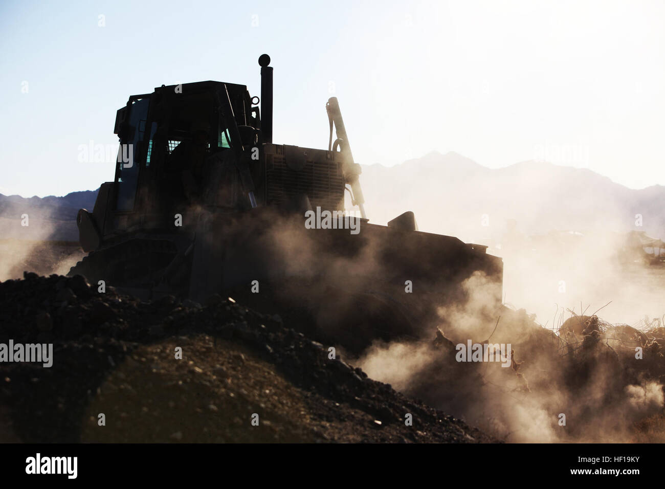 Un bulldozer cancella i detriti in corrispondenza di un sito di decostruzione a ventinove Palms, California, 12 maggio 2013. Circa 26 Marines con il combattimento il battaglione della logistica 6, seconda Marine Logistics Group, rimosse le barriere di terracotta presso il sito per cancellare la zona per le future operazioni di formazione. Il bilanciamento del carico dei componenti-6 sacchi piombo 130512 montagna-M-ZB219-014 Foto Stock