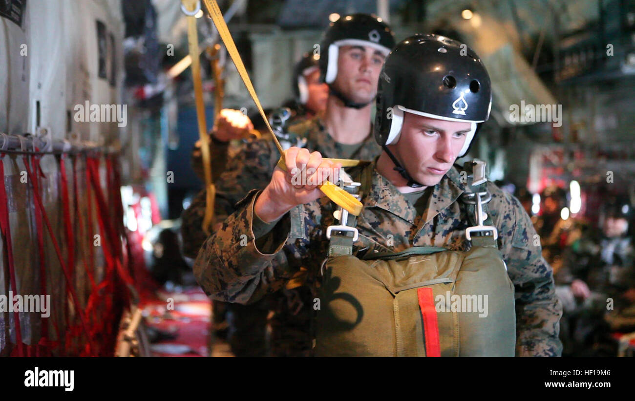 Marines con 2° Battaglione di ricognizione, seconda divisione Marine ispezionare ogni altro ingranaggio e prepararsi a saltare da una KC-130 ed eseguire static-salti in linea durante un esercizio di formazione a bordo Marine Corps base Camp Lejeune Maggio 10, 2013. I marines e marinai praticato diversi salti in tutta la settimana, e viene eseguito il training culminante esercizio può 10. 2a Recon rende grande splash durante il training 130510-M-FD819-131 Foto Stock