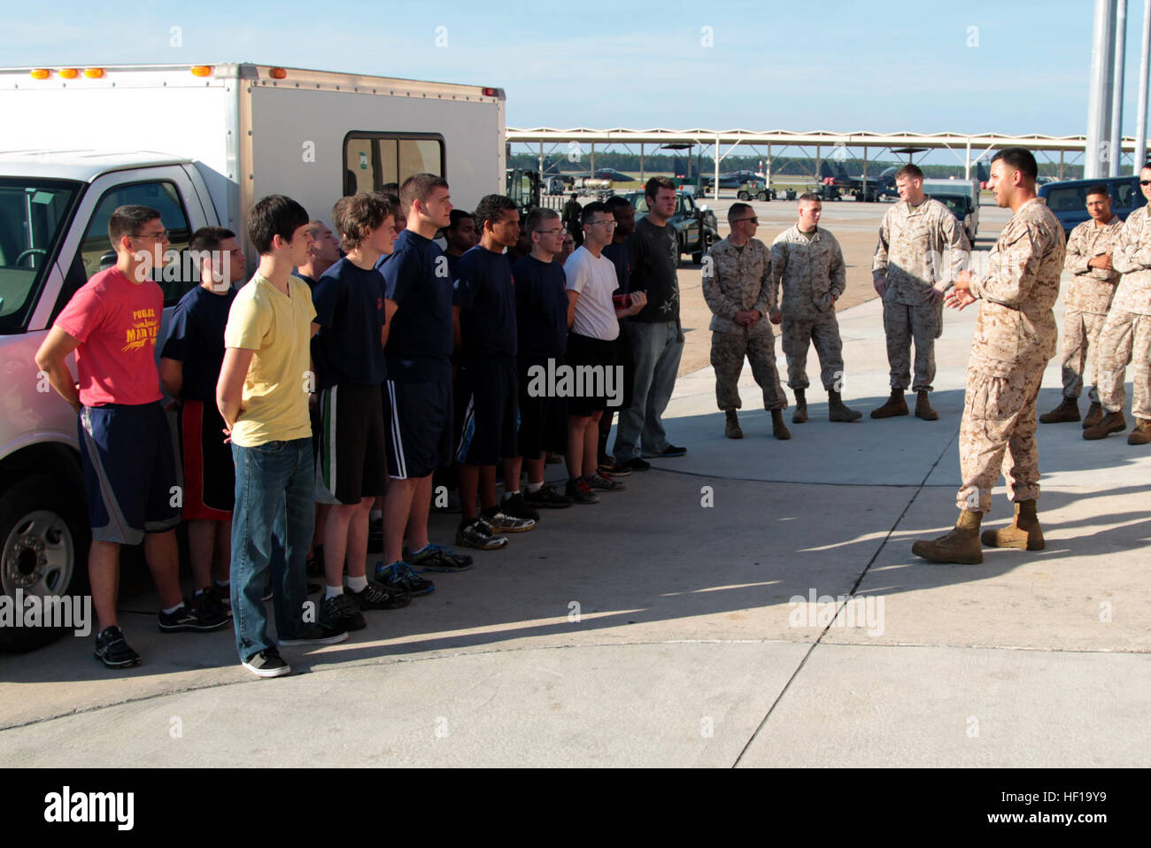 Poolees da Panaman City, Fla. visita i Marines con Marine lotta Attack Squadron (VMFA) 232, Marine Aircraft Group 11, terzo aeromobile Marina Wing Tyndall Air Force Base, Fla., 15 maggio 2013. Il poolees ricevuto le mutandine sulla missione dello squadrone e ruoli dei Marines che lavorano sull'F/A-18C Hornet aerei. (U.S. Marine Corps foto di Sgt. Gregory Moore, 3° MAW Combattere la telecamera/RILASCIATO) VMFA-232 130515 DFT-M-AQ224-509 Foto Stock