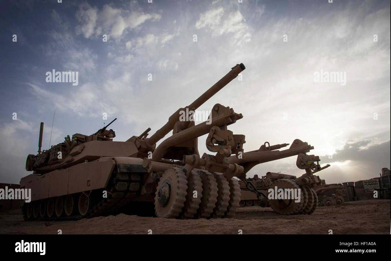 Un U.S. Marine M1A1 Abrams serbatoio con Società Delta, 1° battaglione del serbatoio, Regimental Combat Team 7, è di scena il funzionamento in avanti Shir base Ghazay, provincia di Helmand, Afghanistan, Aprile 25, 2013. 130516-M-ZZ999-306 Foto Stock