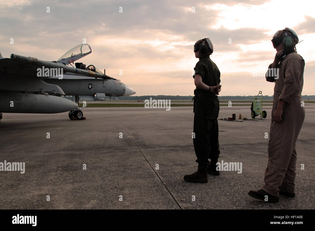 Stati Uniti Marine Corps Cpl. William Johnson, destra e Pvt. George Berry, sinistra, piano capitani con Marine Fighter Attack Squadron (VMFA) 232, Marine Aircraft Group 11, terzo aeromobile Marina Wing, preparare il lancio F/A-18C Hornet aeroplani per partecipare a una distribuzione per la formazione (DFT) su Tyndall Air Force Base, Fla., 16 maggio 2013. La formazione preparato lo squadrone per la futura lotta e le operazioni di emergenza. (U.S. Marine Corps foto di Sgt. Gregory Moore, 3° MAW Combattere la telecamera/RILASCIATO) VMFA-232 130516 DFT-M-AQ224-026 Foto Stock