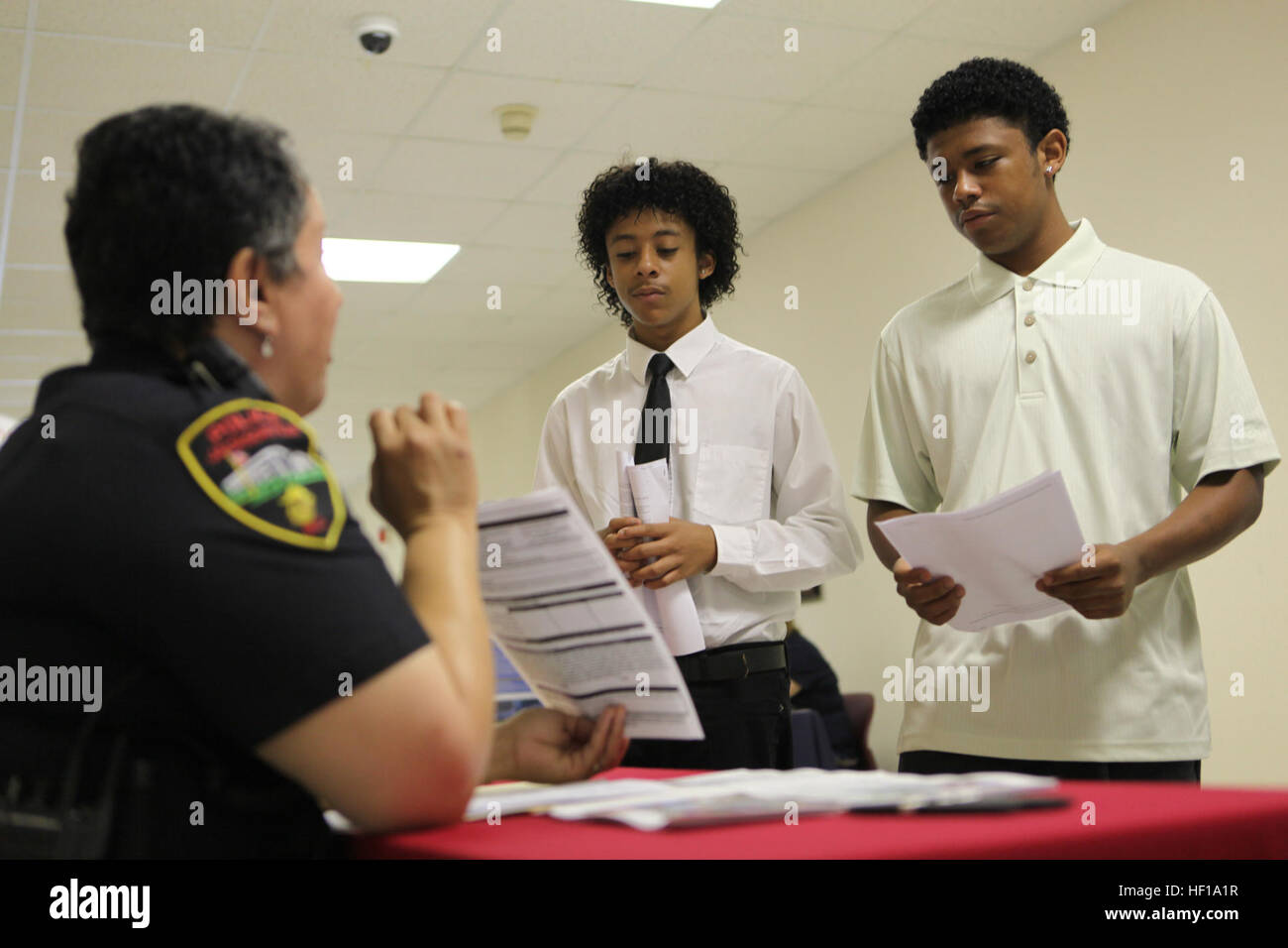 Devontae e Akiva battaglia parlare a CPL. Daisy Haywood, un funzionario di polizia con Jacksonville e il Dipartimento di Polizia circa la città di storione istituti programma estivo detenuto dalla città di Jacksonville. Il programma offre week-lunghi programmi sulla fotografia, media, cinema, arte, leadership, di scienza e di applicazione della legge. Teens cercare opportunità di estate alla fiera del lavoro 130518-M-IY869-005 Foto Stock