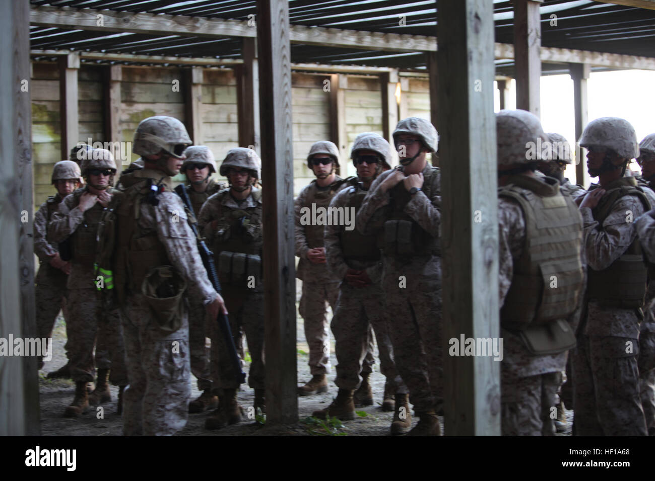Marines attaccata alla lotta contro il battaglione della logistica 6, seconda Marine Logistics Group ricevono un briefing di sicurezza prima di sparare M-1014 Servizio Congiunto combattere fucili durante un fucile qualifica a bordo di Camp Lejeune, N.C., 22 maggio 2013. I marines sono pianificati per la distribuzione in Afghanistan, dove potranno utilizzare la M-1014s a guardia di munizioni con un basso rischio di causare danni collaterali per le munizioni. Marines treno a guardia di munizioni punto di alimentazione con fucili a canna liscia 130522-M-DS159-002 Foto Stock