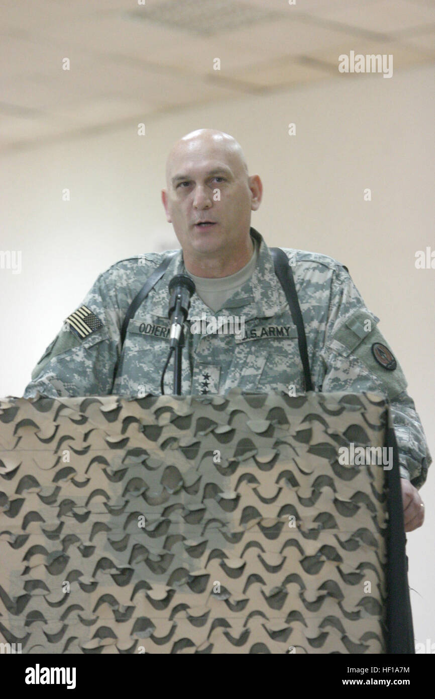 Stati Uniti Esercito Lt. Gen. Raymond T. odierno, la Multinazionale Corps - Iraq, parla delle strategie di battaglia per la Al Anbar provincia dell'Iraq in occasione del trasferimento di autorità cerimonia in cui la mi Marine forza expeditionary trasferiti autorità sopra al II MEF in camp Fallujah in Iraq, Febbraio 9, 2007. (U.S. Marine Corps photo by Lance Cpl. Charles Howard) (rilasciato) Raymond T. odierno parlando 2007 Foto Stock