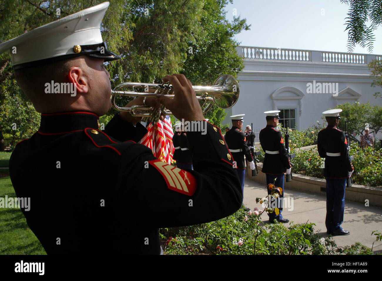 Il sergente John T. Finch, un suonatore di tromba che serve con la prima divisione Marine Band, riproduce i rubinetti in onore di coloro che hanno combattuto e sono morti durante la Guerra del Vietnam a Richard Nixon Presidential Library and Museum per il Vietnam prigioniero di guerra quarantesimo annuale di Homecoming Reunion qui, 23 maggio 2013. Quasi 200 ex prigionieri di guerra del Vietnam e le loro famiglie si sono riuniti presso la Nixon Presidential Library per il quarantesimo anniversario di quando il presidente Nixon ha ospitato i membri del servizio per la cena più grande mai tenuto alla Casa Bianca, 24 maggio 1973, sulla South Lawn. Un sette-uomo rifle dettagli e colori guard dal 1° Reconna Foto Stock