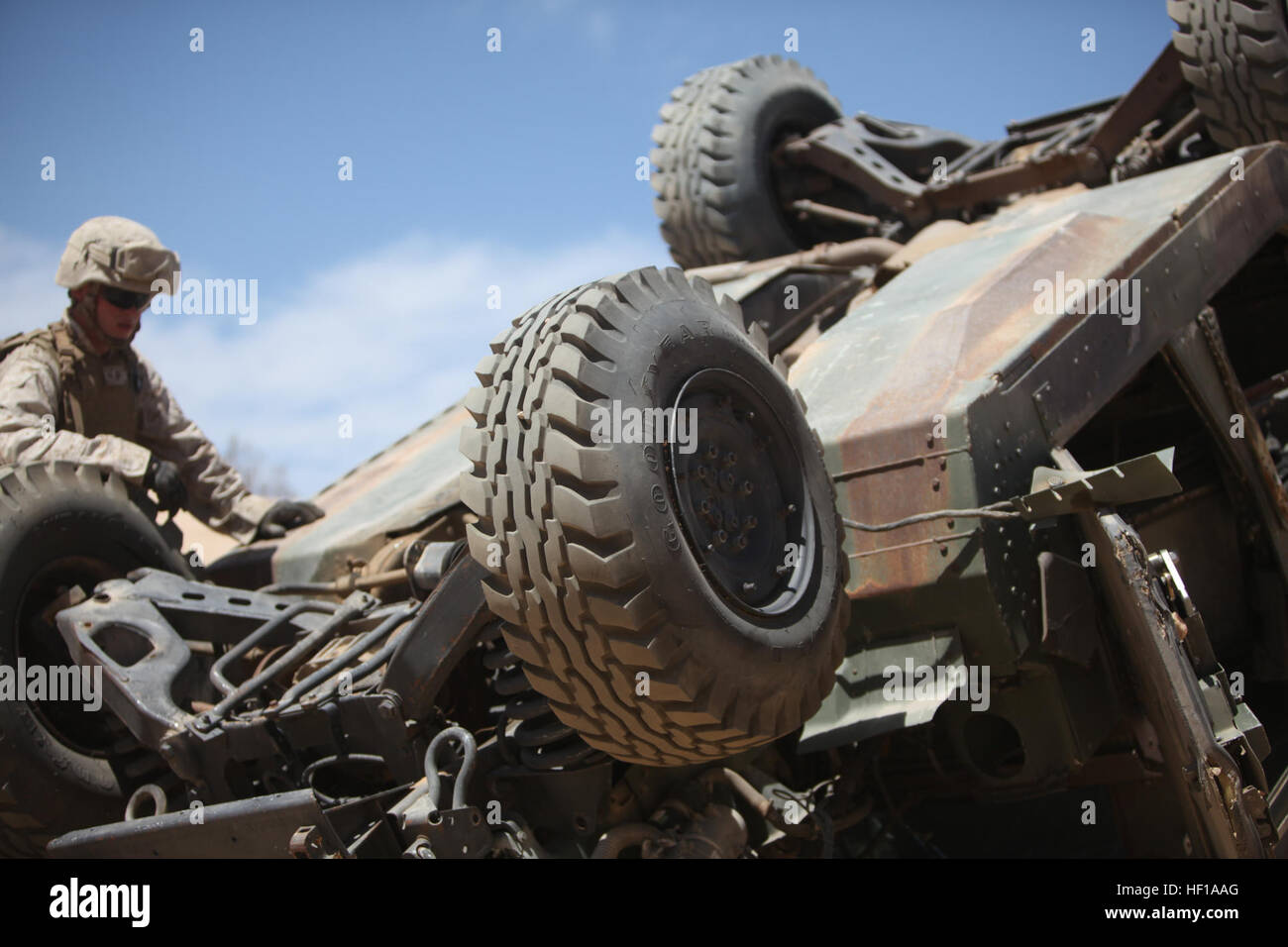 Un obsoleto Humvee getta a terra durante il recupero del veicolo formazione condotta da combattere il battaglione della logistica 6, 2a Marino gruppo di logistica, a ventinove Palms, California, 25 maggio 2013. I marines tirato il telaio da un burrone di sabbia come parte di un esercizio di formazione destinato a preparare loro per i possibili scenari che si possono incontrare durante l'Operazione Enduring Freedom. Wreckers fino, CLB-6 Marines preparare per il recupero del veicolo 130525-M-ZB219-019 Foto Stock